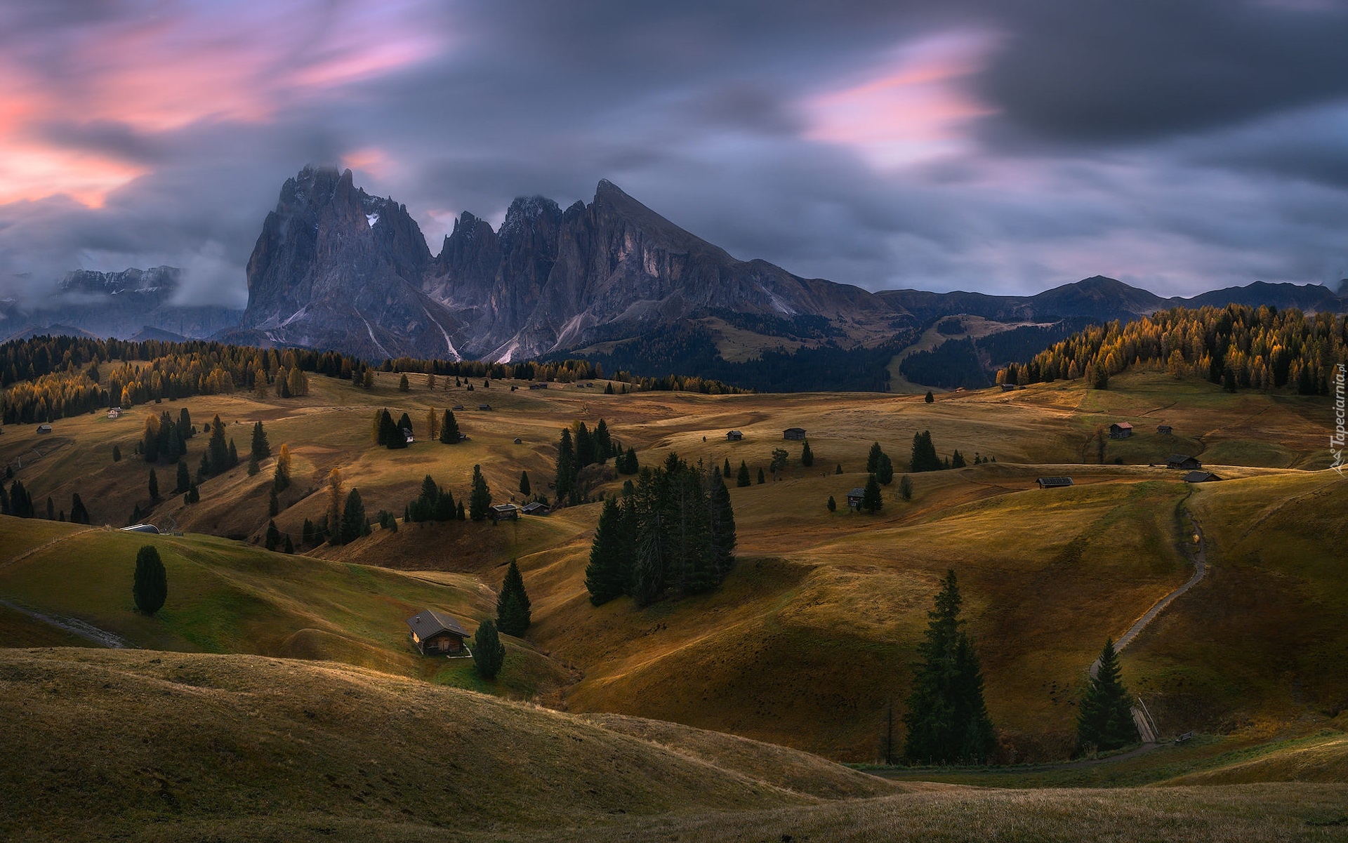 Dolomity, Góry Sassolungo, Płaskowyż Seiser Alm, Dolina, Val Gardena, Drzewa, Chmury, Drewniane, Domki, Włochy