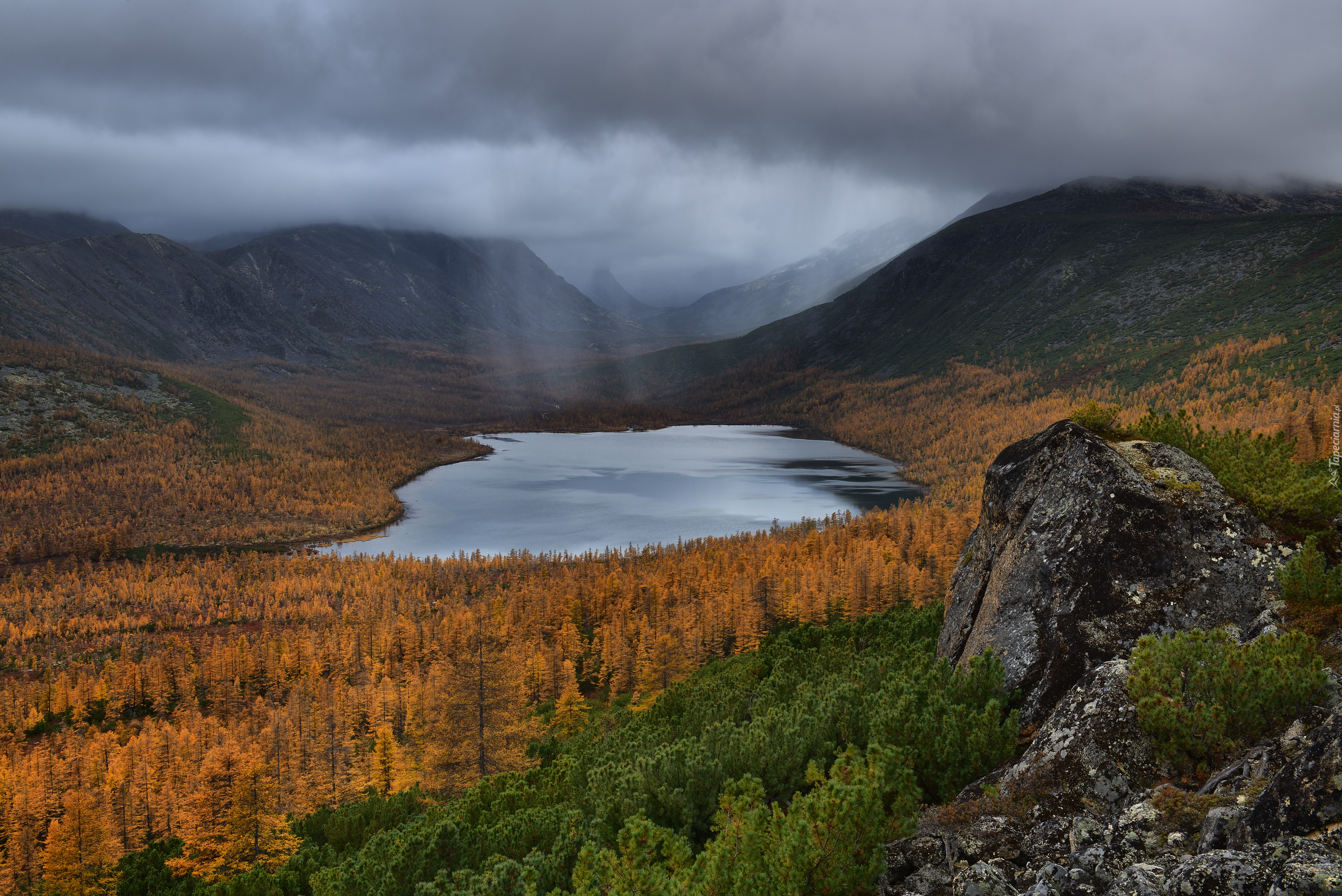 Jesień, Góry Kołymskie, Jezioro Nevidimka, Skała, Ciemne, Chmury, Kołyma, Magadan, Rosja