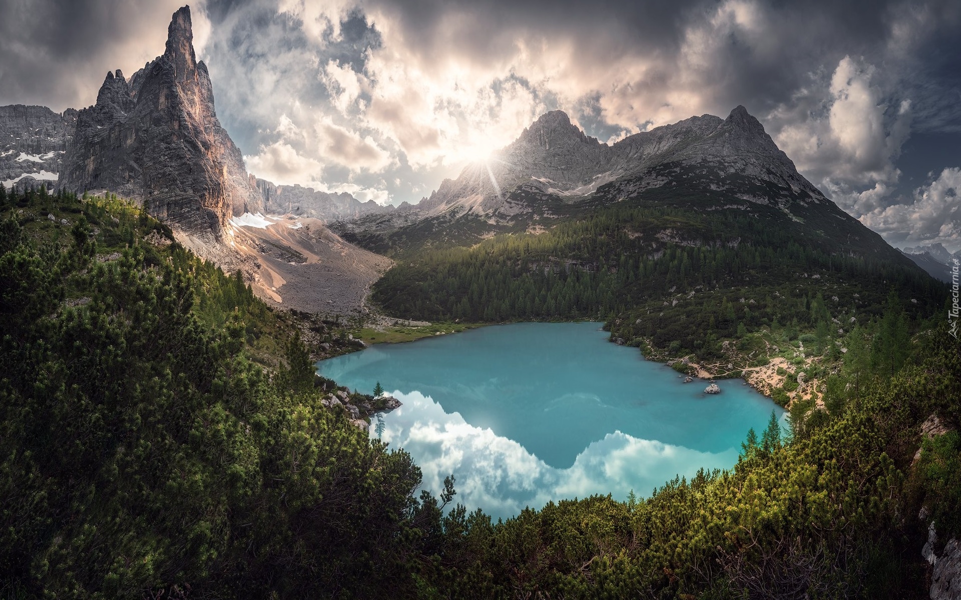 Góry, Dolomity, Masyw Sorapiss, Jezioro, Sorapis Lake, Drzewa, Promienie słońca, Chmury, Włochy