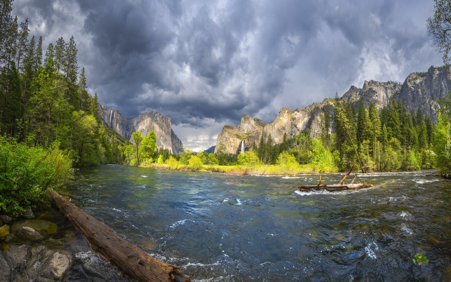 Stany Zjednoczone, Kalifornia, Park Narodowy Yosemite, Góry, Niebo, Chmury, Rzeka, Merced River, Drzewa