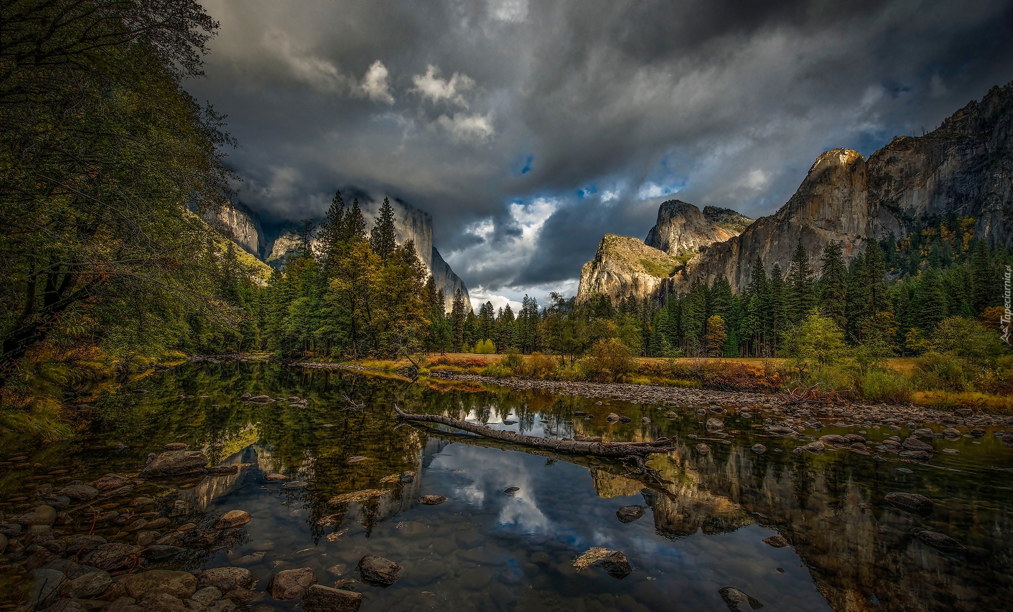 Stany Zjednoczone, Stan Kalifornia, Park Narodowy Yosemite, Góry, Ciemne, Chmury, Las, Drzewa, Rzeka Merced