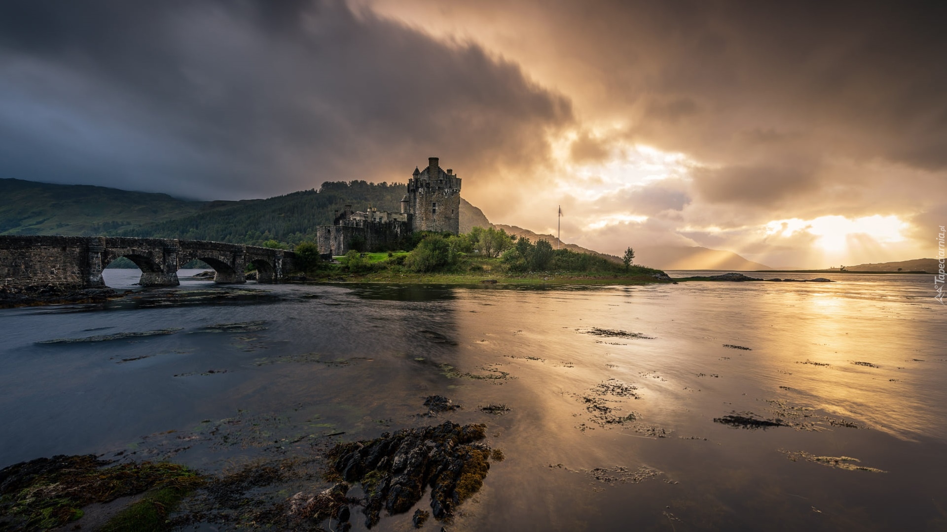 Szkocja, Zamek, Eilean Donan, Jezioro, Most, Drzewa, Zachód słońca, Chmury