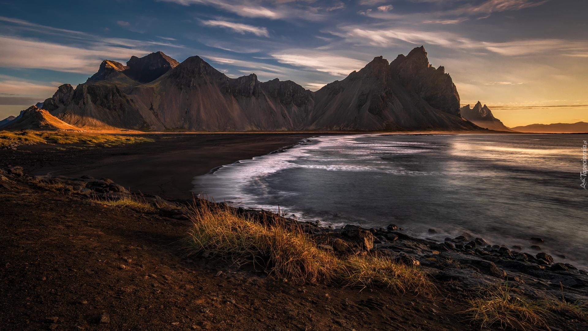 Islandia, Góra Vestrahorn, Plaża Stokksnes, Ciemny, Piasek, Góry, Chmury, Kępy, Trawa, Morze