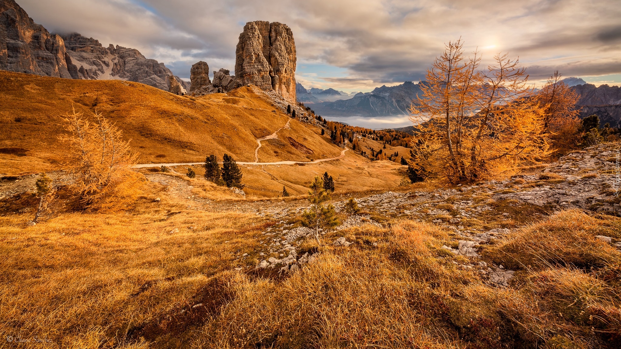 Włochy, Góry, Dolomity, Jesień, Gmina Veneto, Góry, Cinque Torri, Szczyt, Torre Grande, Skały, Drzewa, Trawa