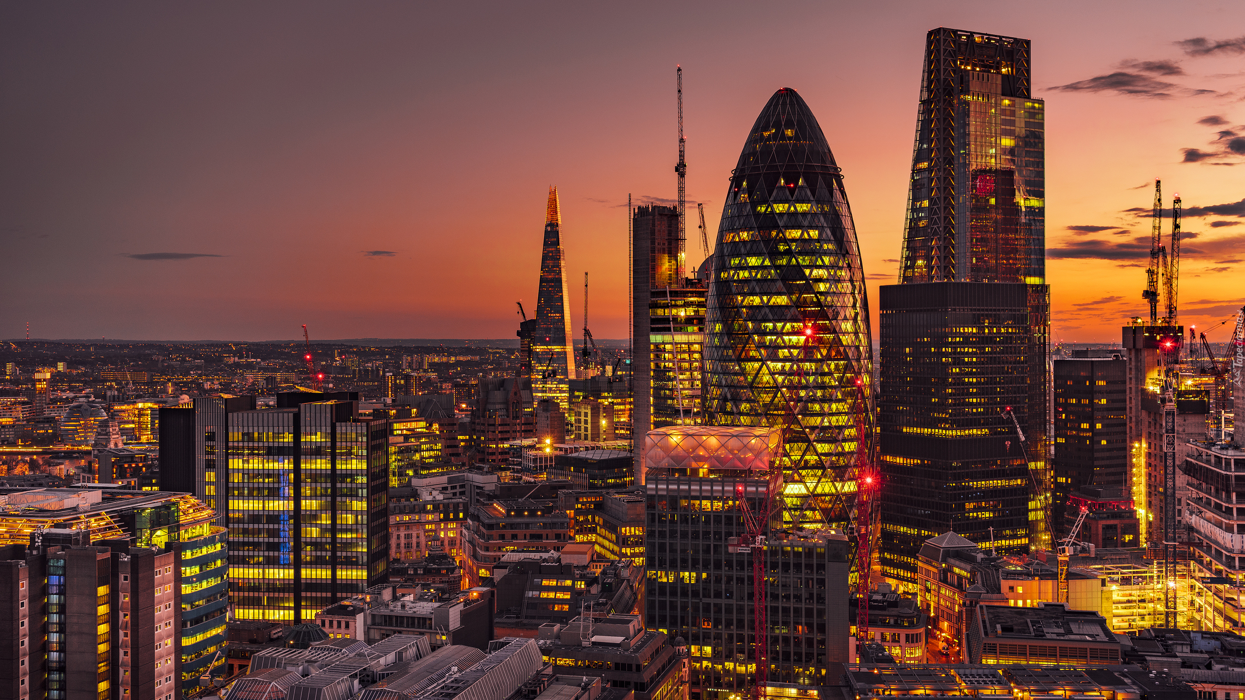 Anglia, Londyn, City of London, Panorama miasta, Wieżowiec 30 St Mary Axe, Zachód słońca