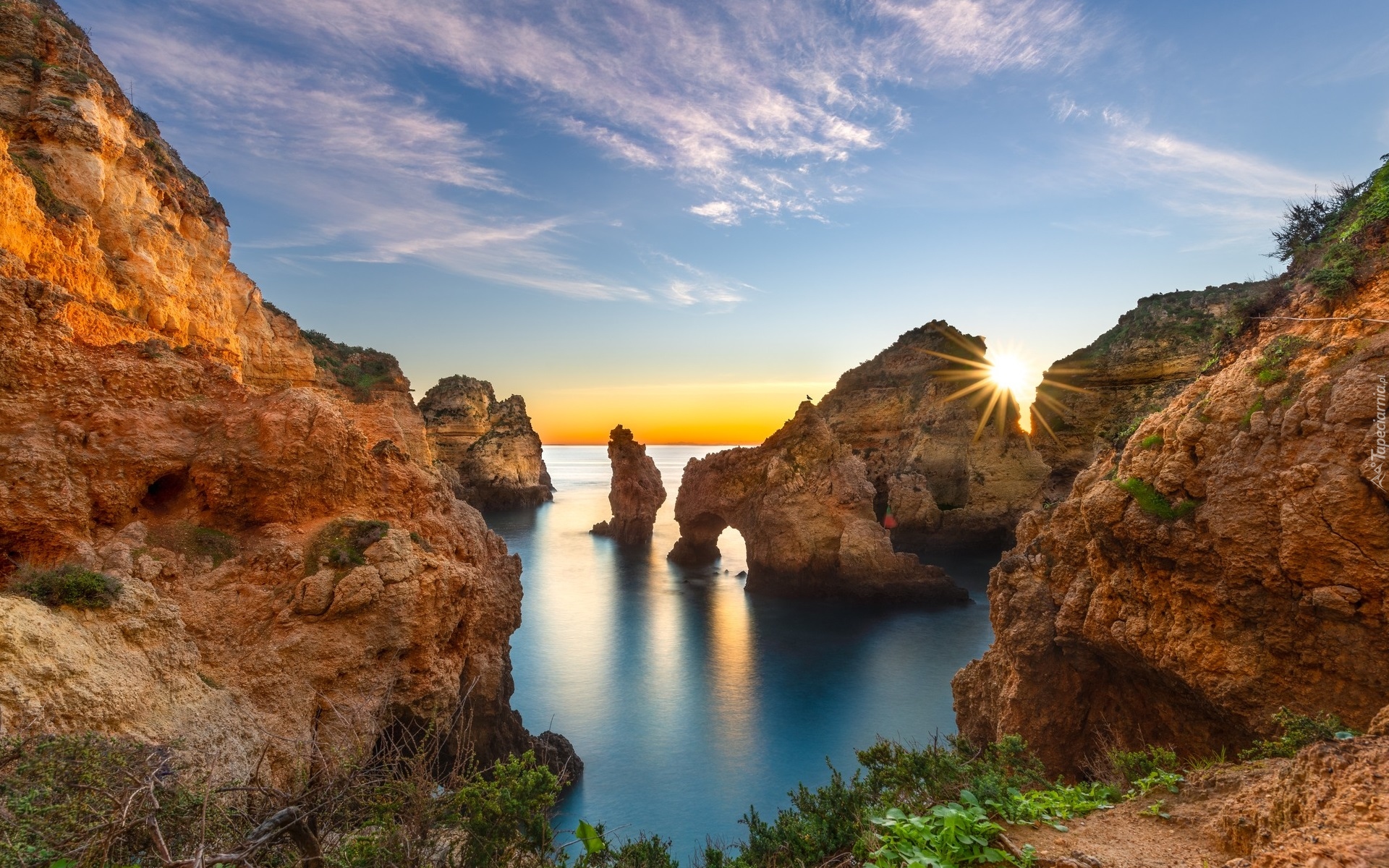 Portugalia, Region Algarve, Cypel, Ponta da Piedade, Morze, Skały, Promienie słońca