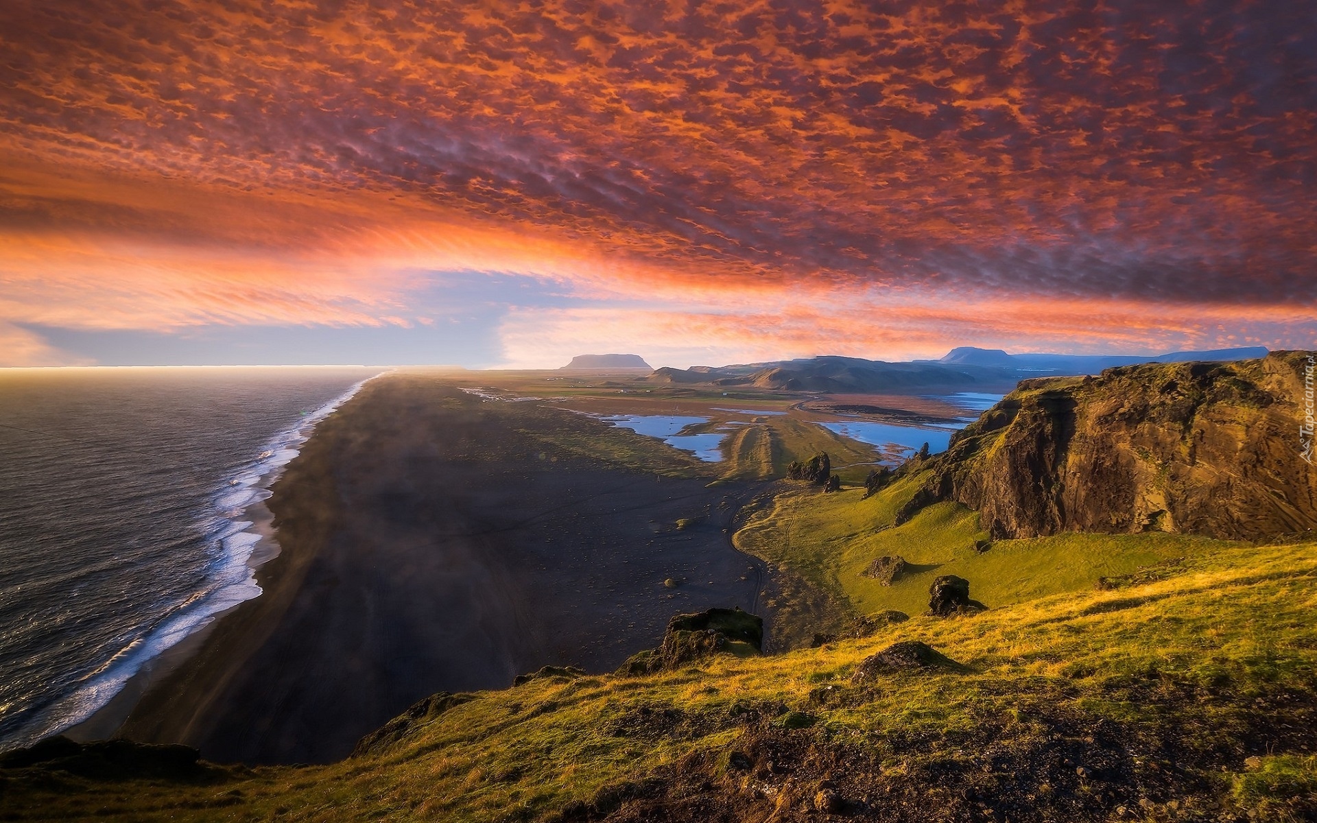 Zachód słońca, Chmury, Wybrzeże, Morze, Czarna, Plaża, Reynisfjara, Czarny, Piasek, Miejscowość Vik, Półwysep Dyrholaey, Islandia