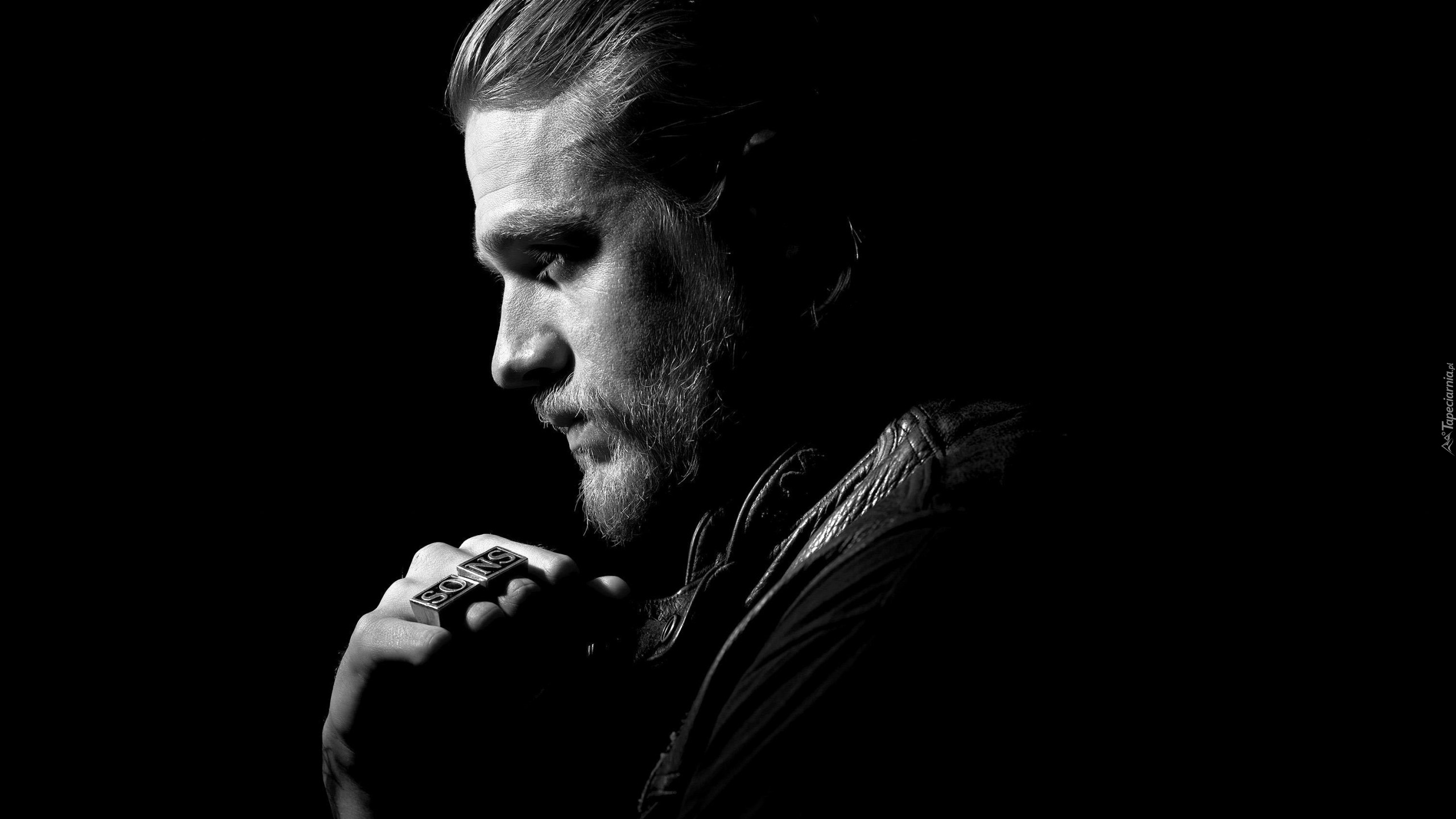 Mężczyzna, Profil, Aktor, Charlie Hunnam, Serial, Synowie Anarchii, Ciemne tło