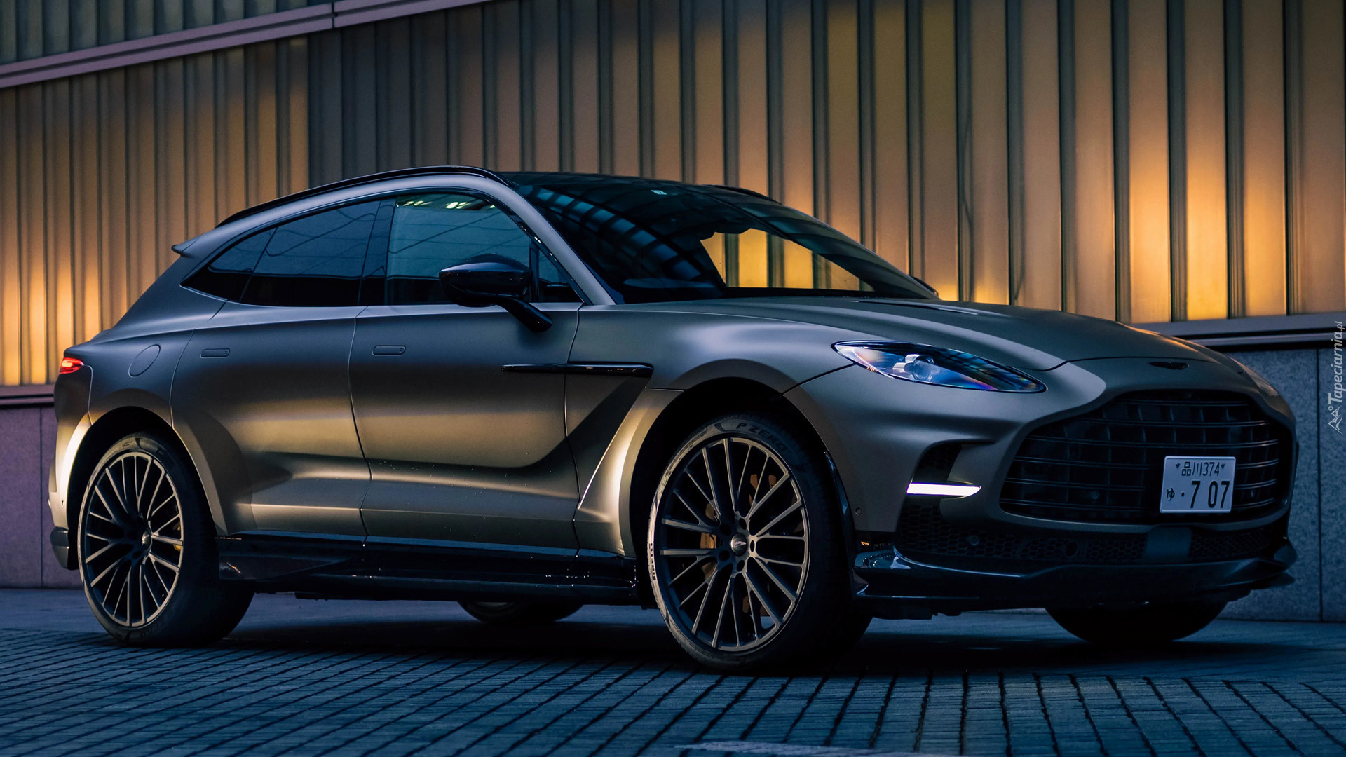 Czarny, Aston Martin DBX 707