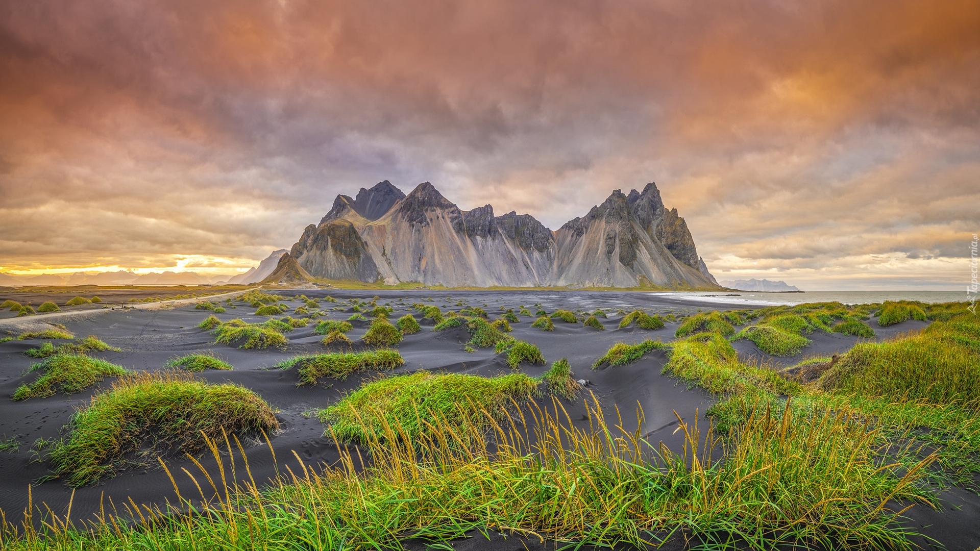 Islandia, Góry, Góra Vestrahorn, Plaża, Czarny, Piasek, Trawa, Niebo