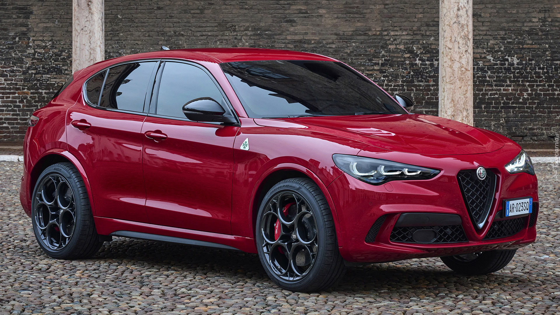 Czerwone Alfa Romeo Stelvio Quadrifoglio