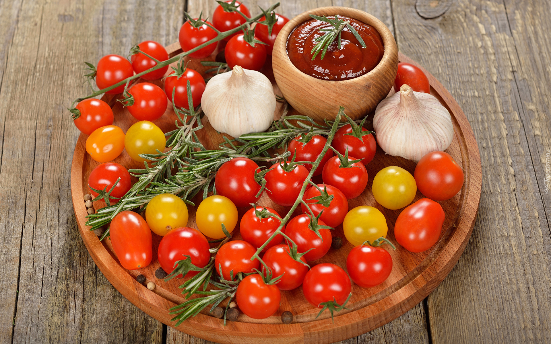 Pomidory koktajlowe, Czerwone, Żółte, Czosnek, Keczup, Zioła, Rozmaryn, Deska, Deski