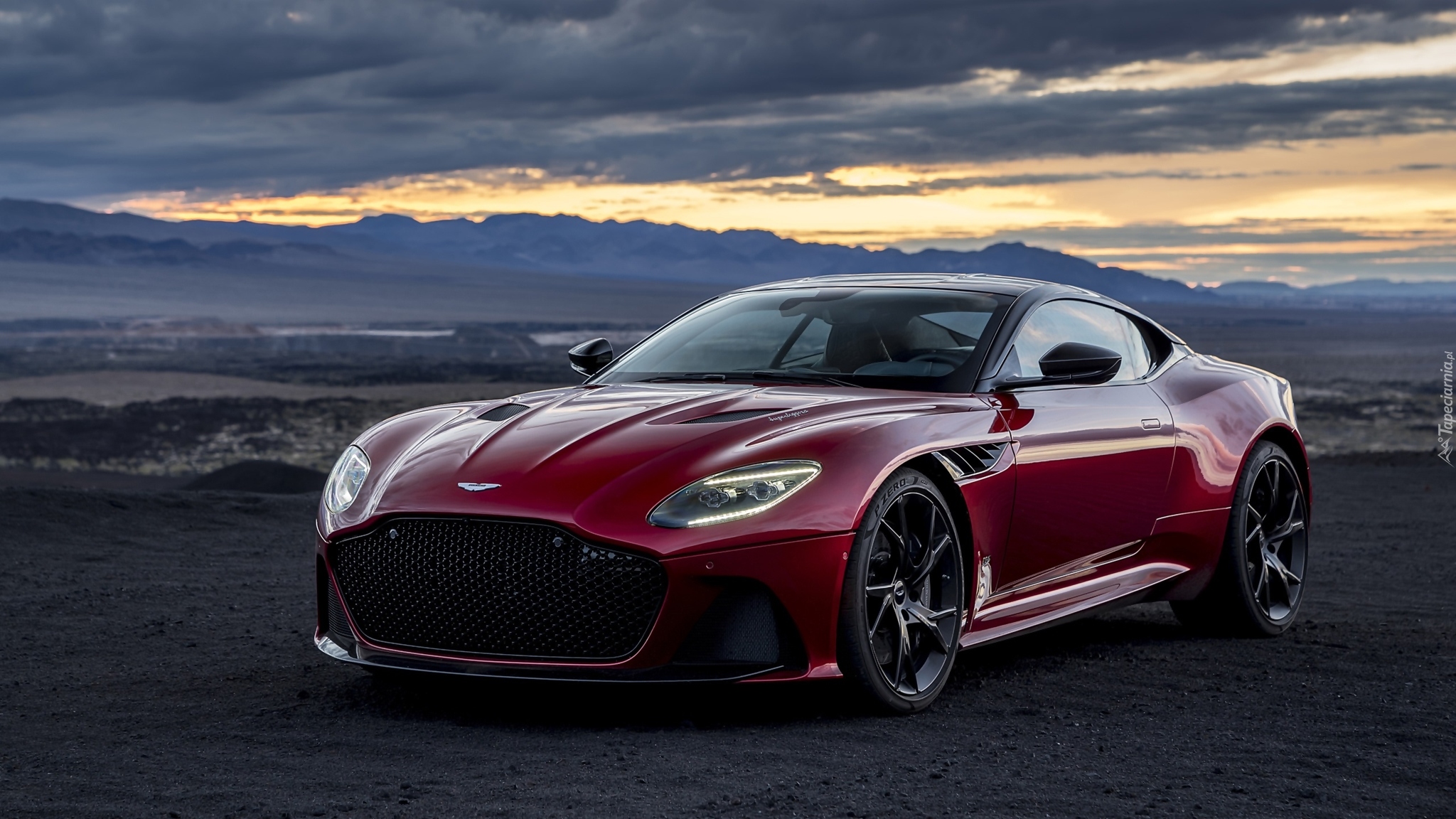 Czerwony, Aston Martin DBS Superleggera, Chmury