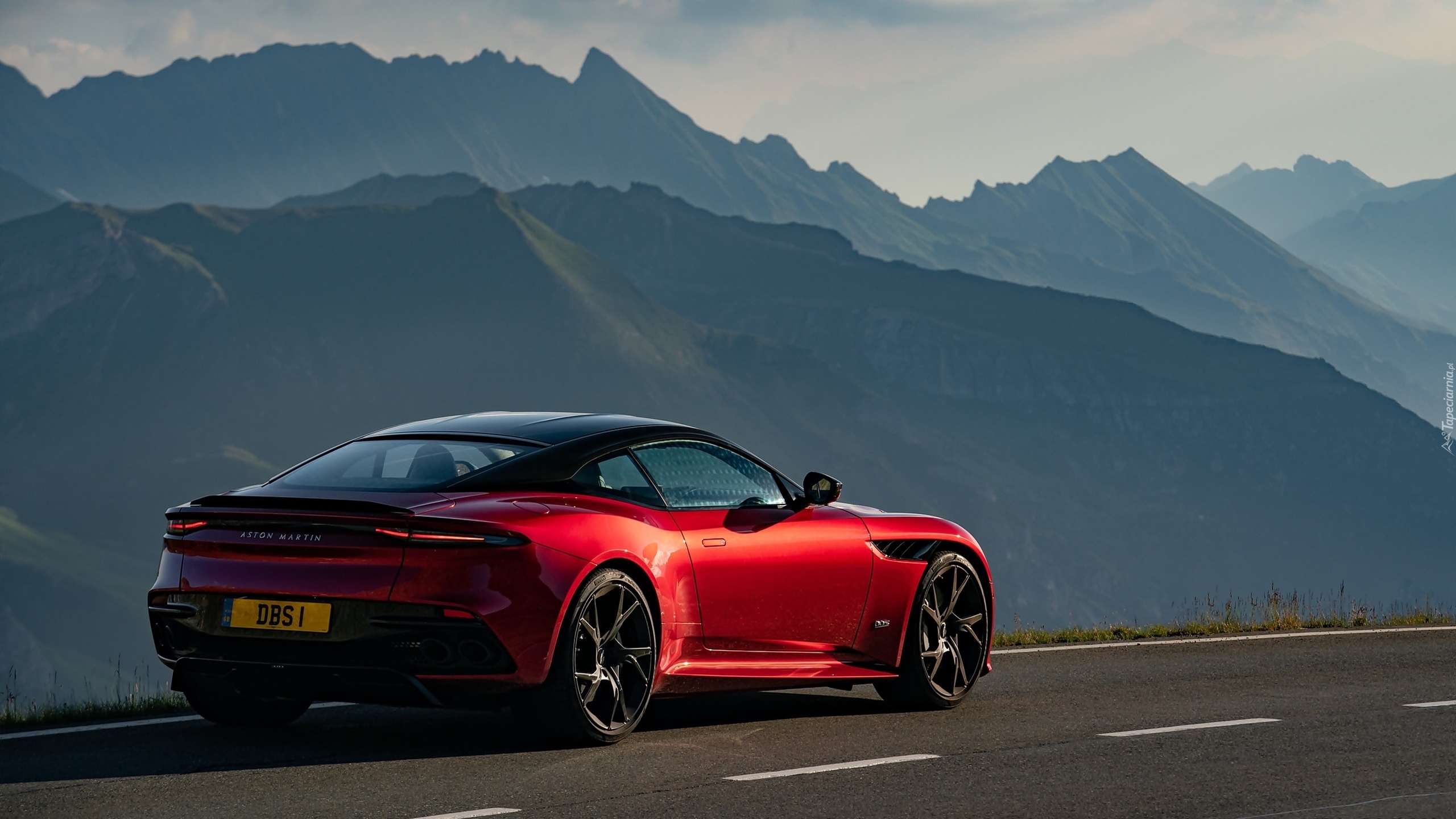 Czerwony, Aston Martin DBS Superleggera, Droga