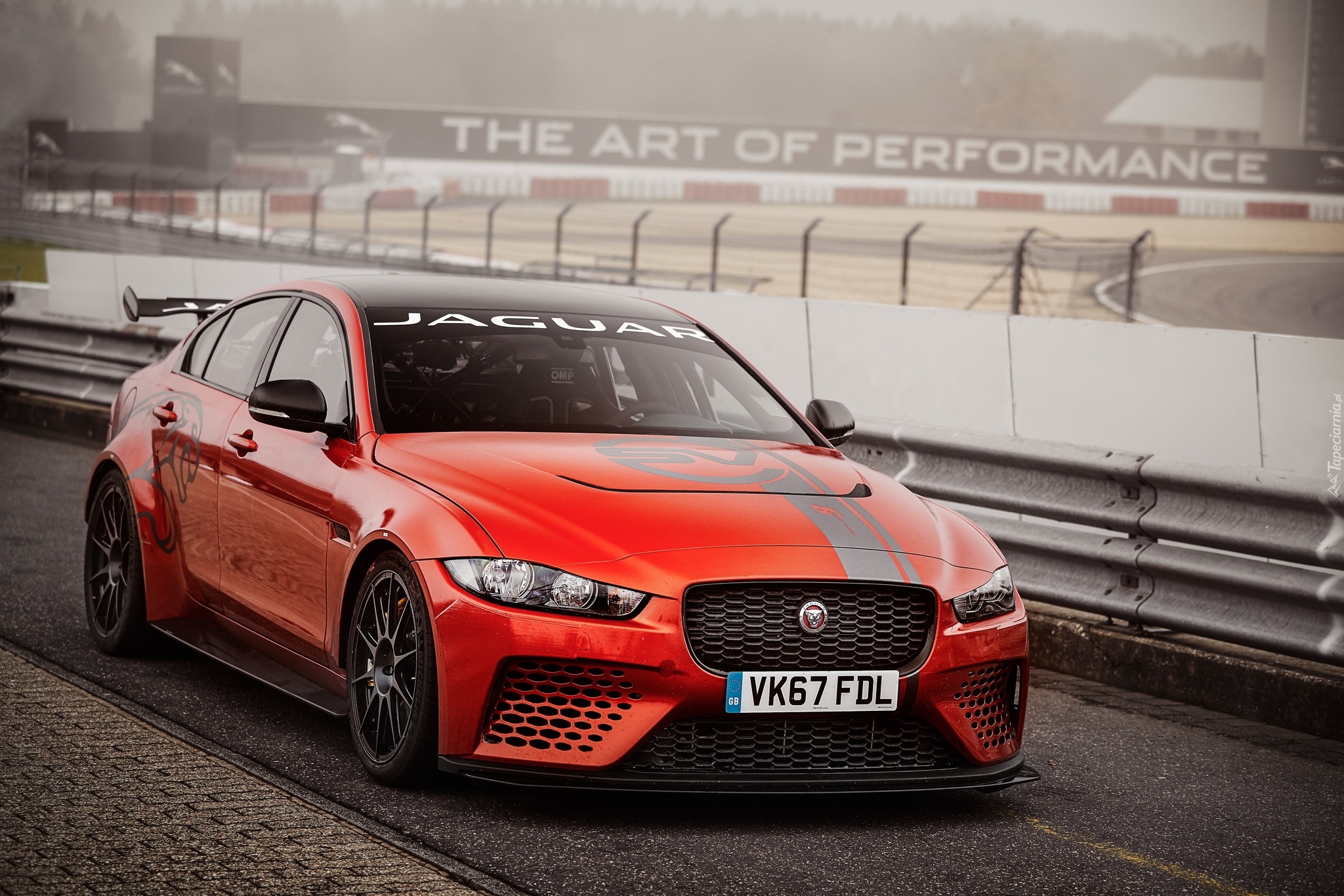 Czerwony, Jaguar XE SV Project 8, 2017