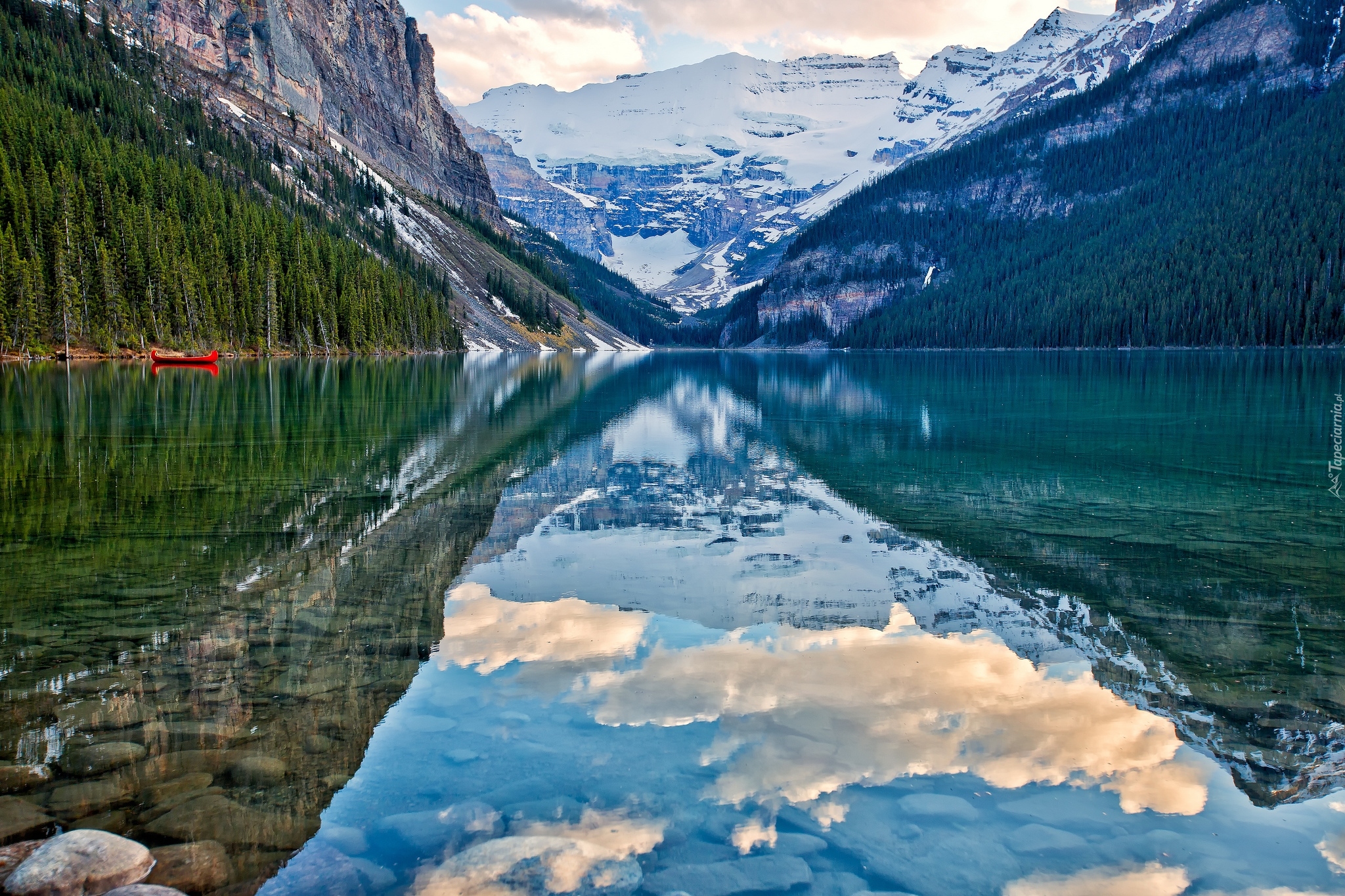 Jezioro Lake Louise, Park Narodowy Banff, Kanada, Góry, Odbicie, Chmury, Kajak