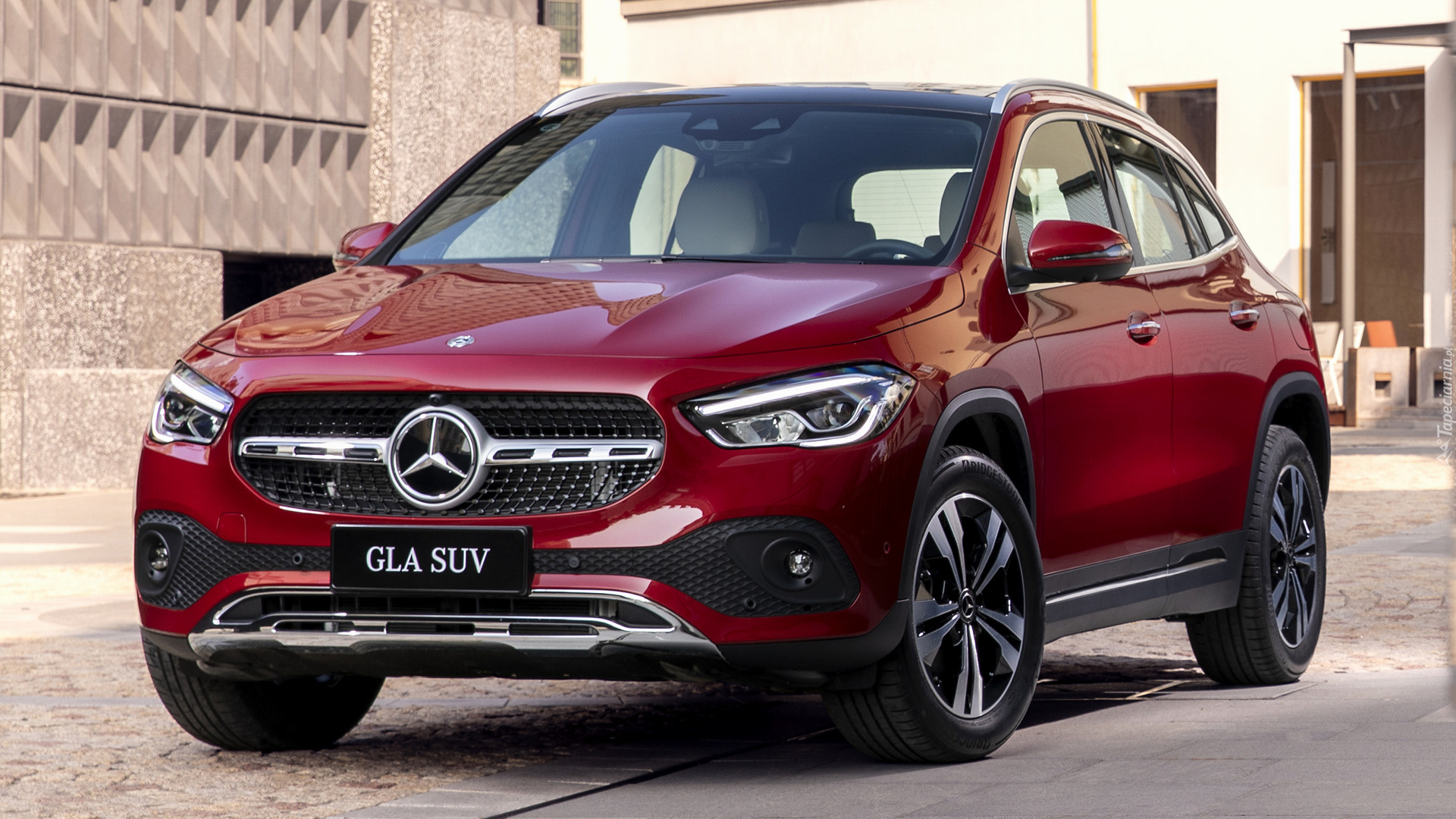 Czerwony, Mercedes-Benz GLA