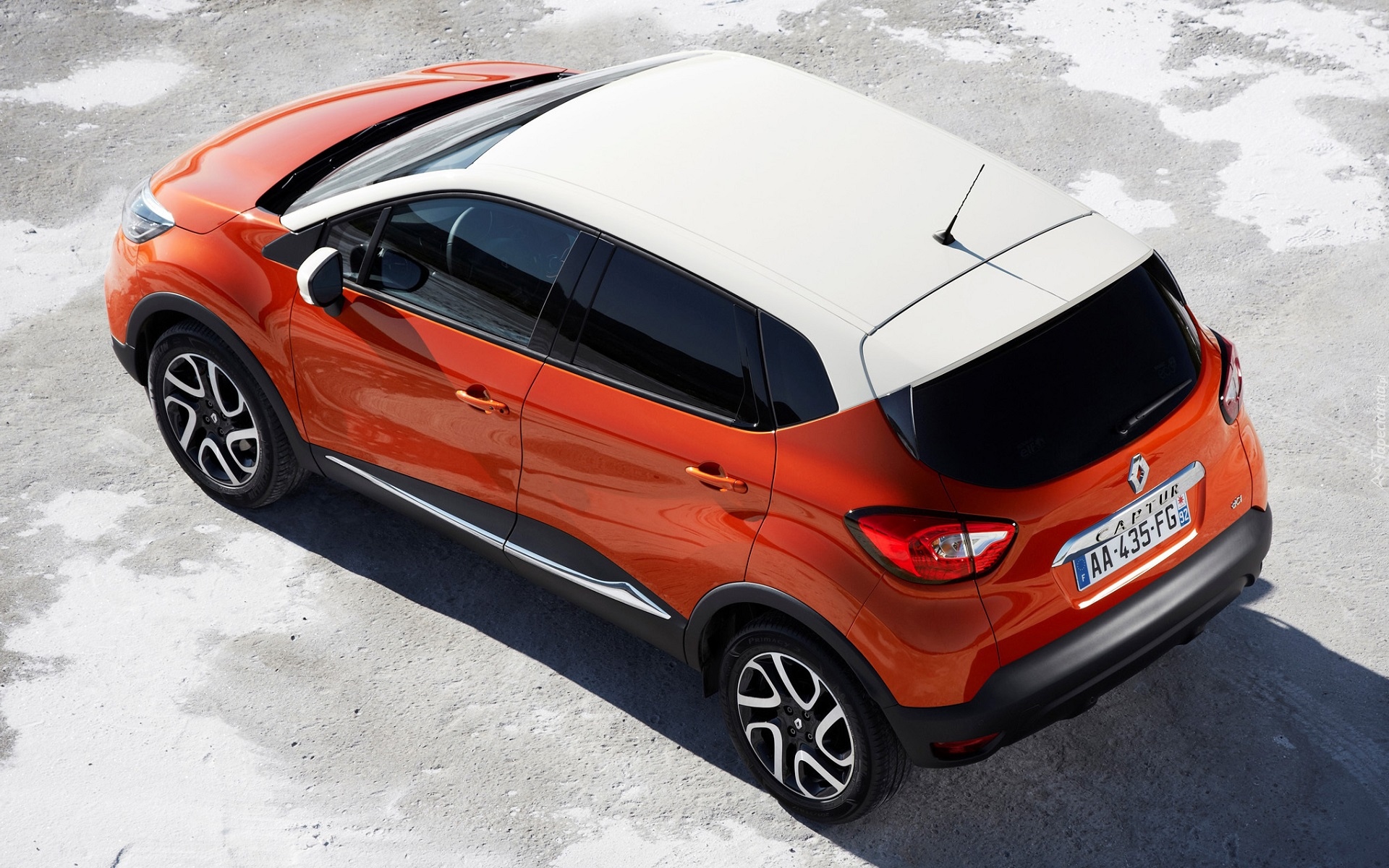 Czerwony Renault Captur z białym dachem