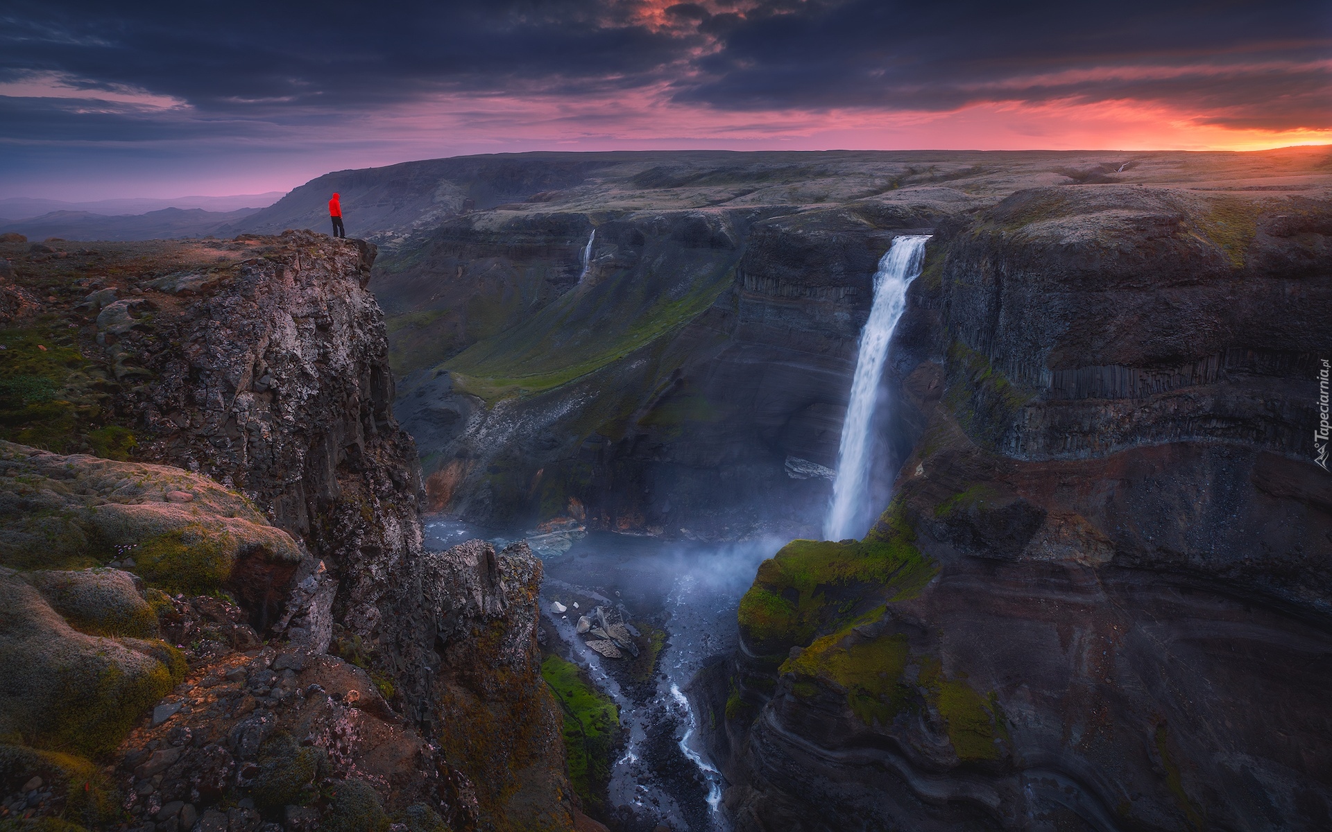 Islandia, Suourland, Wąwóz, Skały, Wodospad Haifoss, Człowiek, Chmury