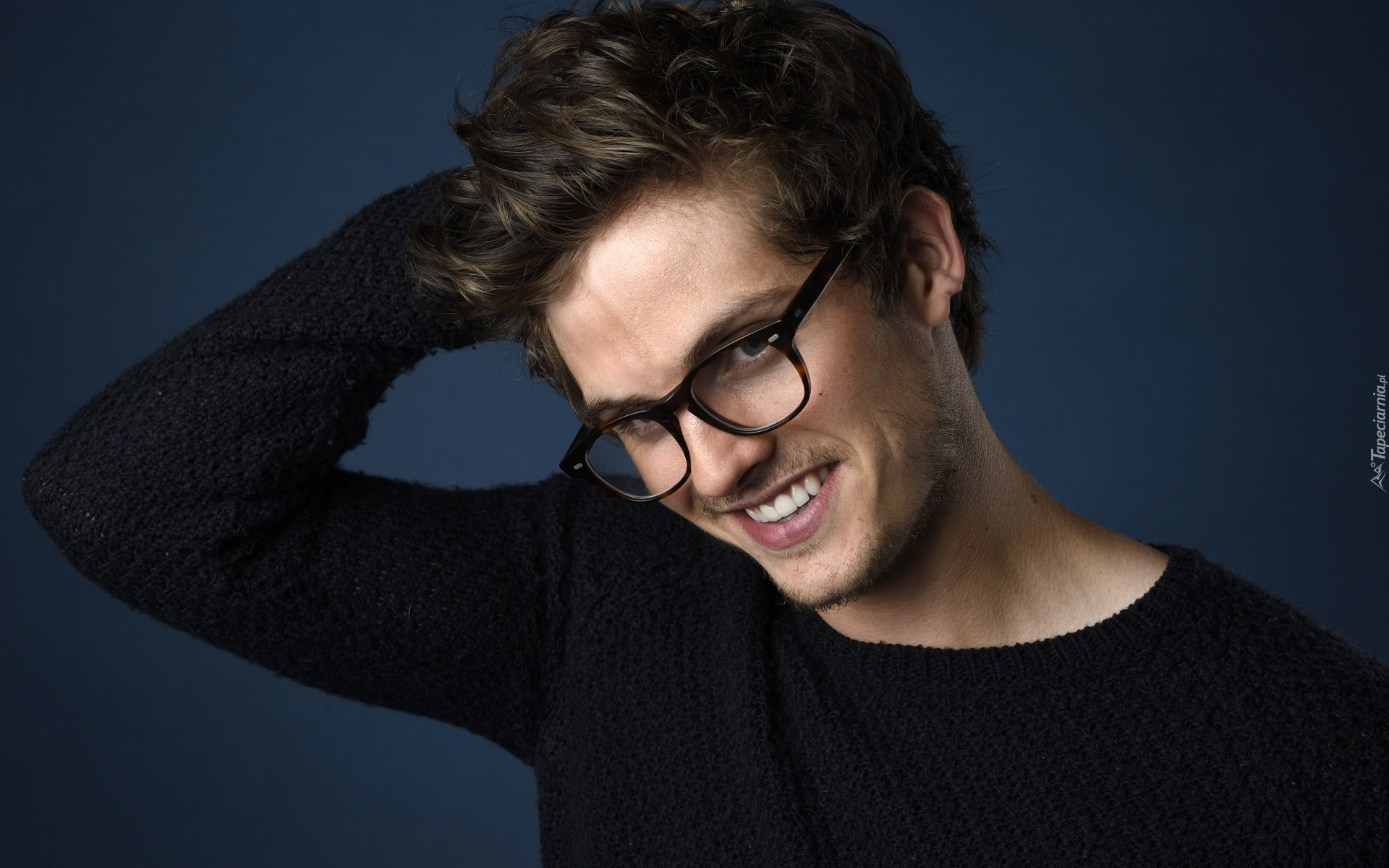 Aktor, Daniel Sharman, Uśmiech, Okulary, Mężczyzna