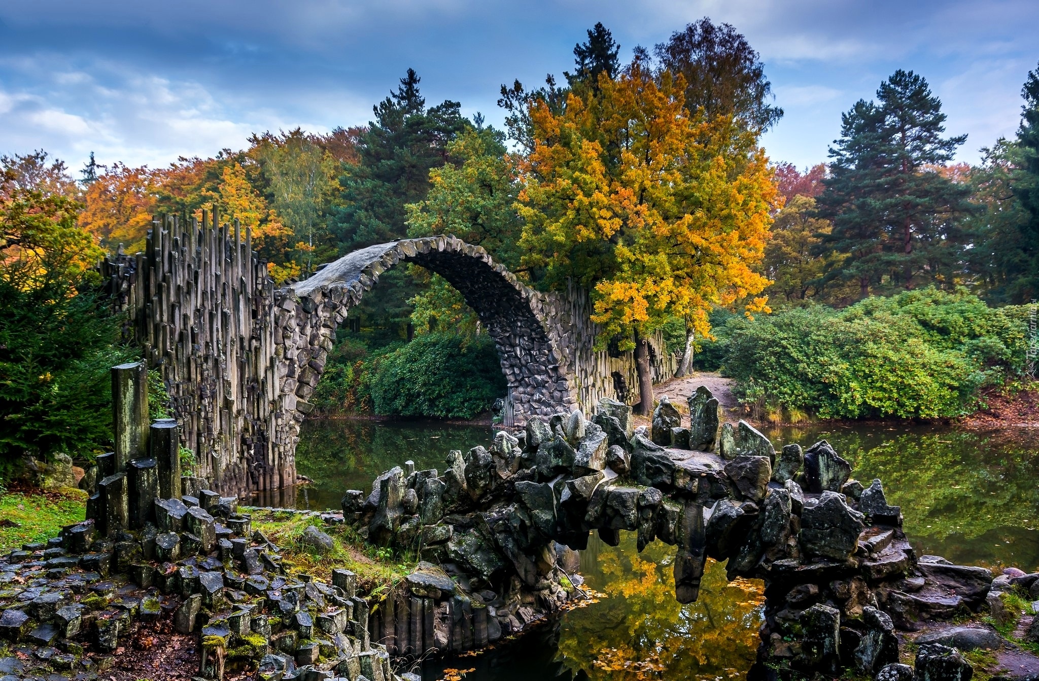 Niemcy, Park Rododendronów Kromlau, Kamienny, Most łukowy, Jezioro Rakotz, Jesień, Drzewa