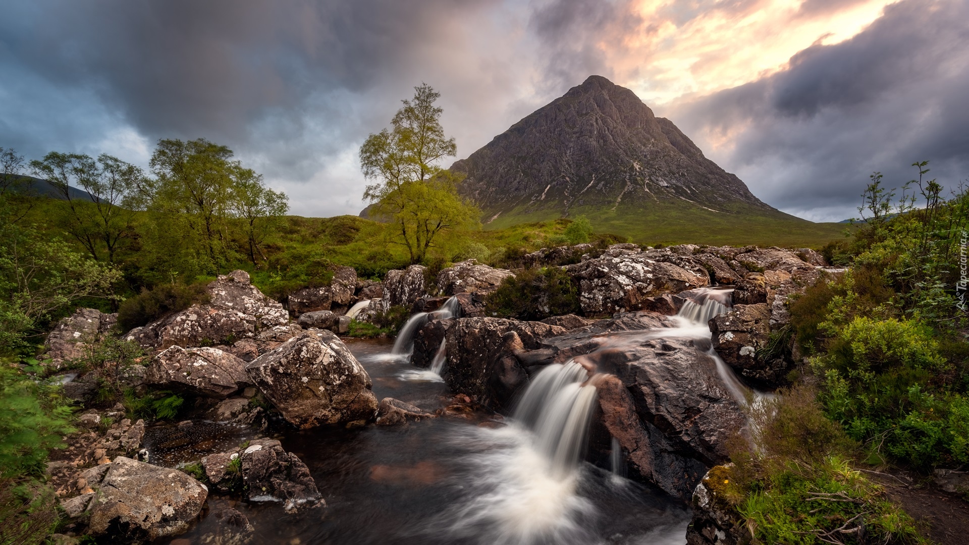 Szkocja, Rejon Highland, Dolina Glen Coe, Góra, Szczyt Buachaille Etive Mor, Rzeka Coupall, Skały, Roślinność, Chmury, Wschód słońca