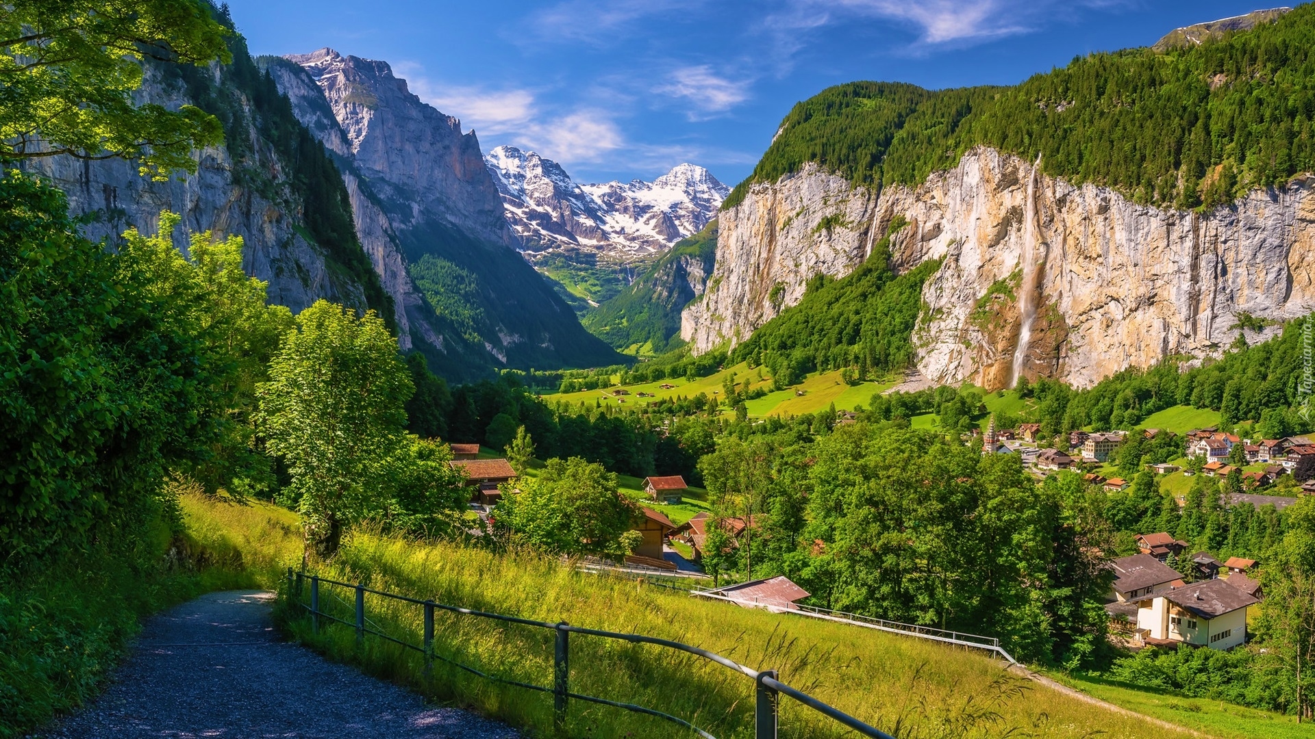 Góry, Alpy Berneńskie, Droga, Drzewa, Ogrodzenie, Dolina, Domy, Lauterbrunnen, Kanton Berno, Szwajcaria