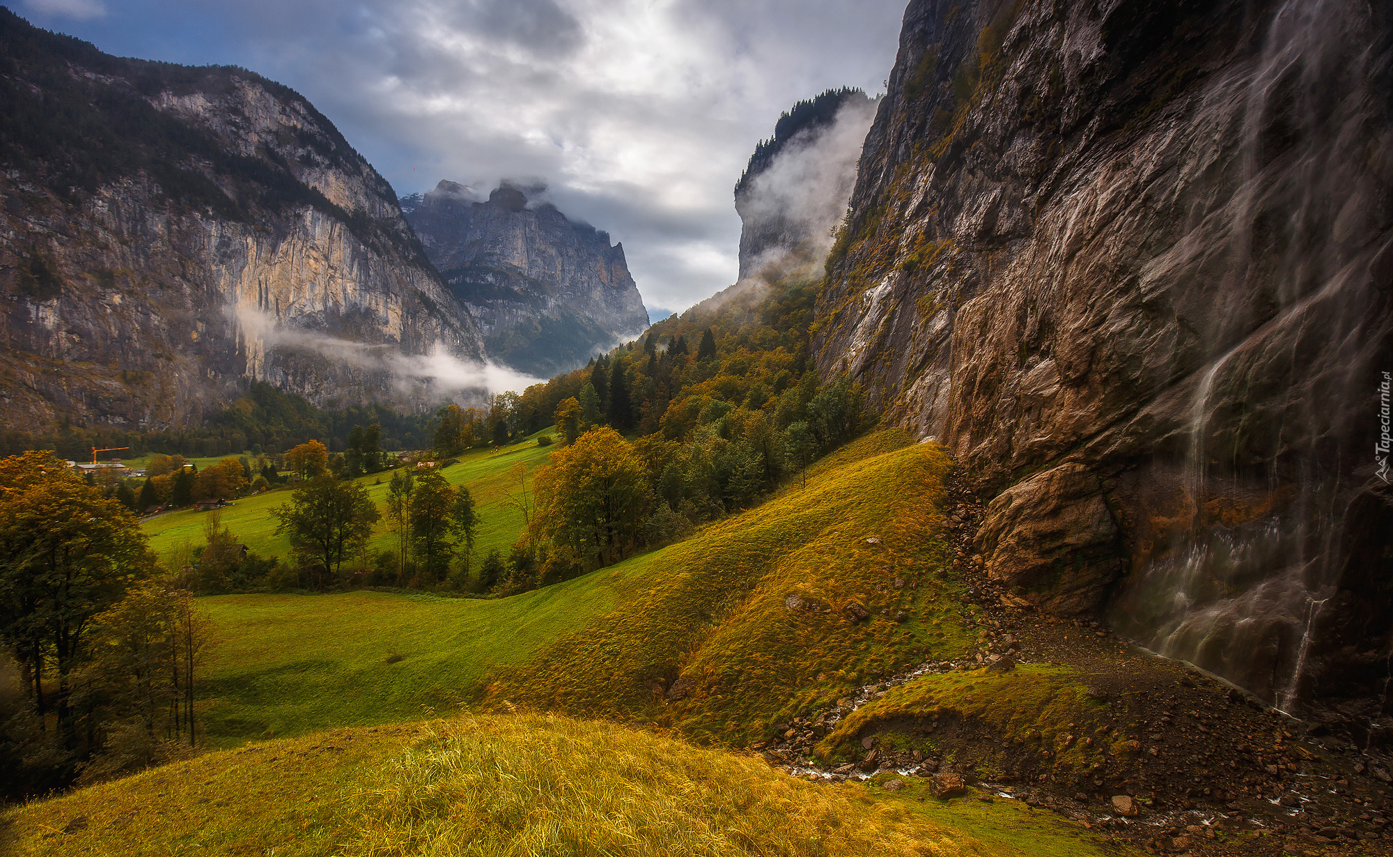 Szwajcaria, Oberland Berneński, Dolina Lauterbrunnental, Jesień,  Góry Alpy, Drzewa, Trawa, Skały