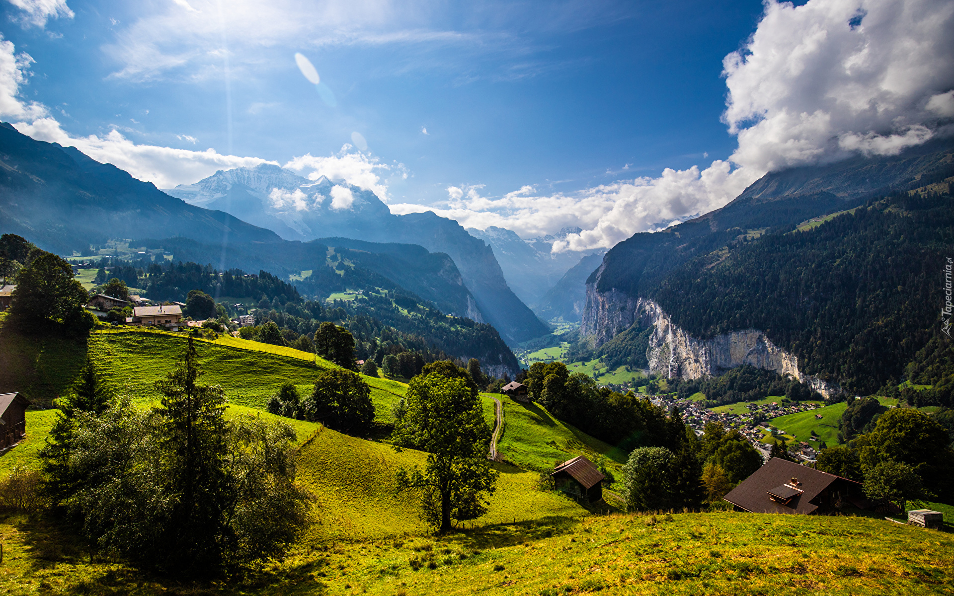 Góry, Alpy, Drzewa, Chmury, Domy, Dolina Lauterbrunnental, Lauterbrunnen, Kanton Bern, Szwajcaria