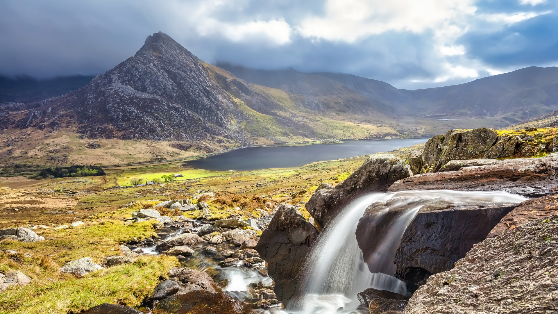 Góry, Szczyt Tryfan, Jezioro Ogwen, Park Narodowy Snowdonia, Kamienie, Rzeka, Dolina, Ogwen Valley, Hrabstwo Gwynedd, Walia