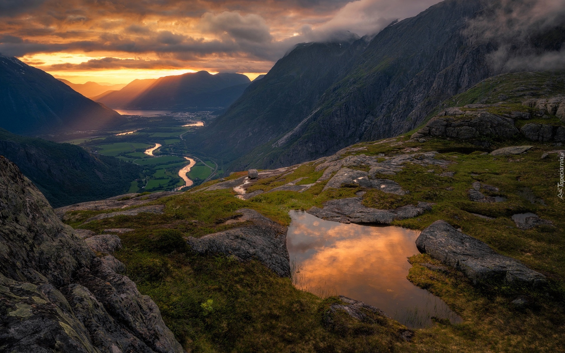 Norwegia, Gmina Rauma, Dolina Romsdalen, Rzeka Rauma, Góry Romsdalsalpene, Zachód słońca