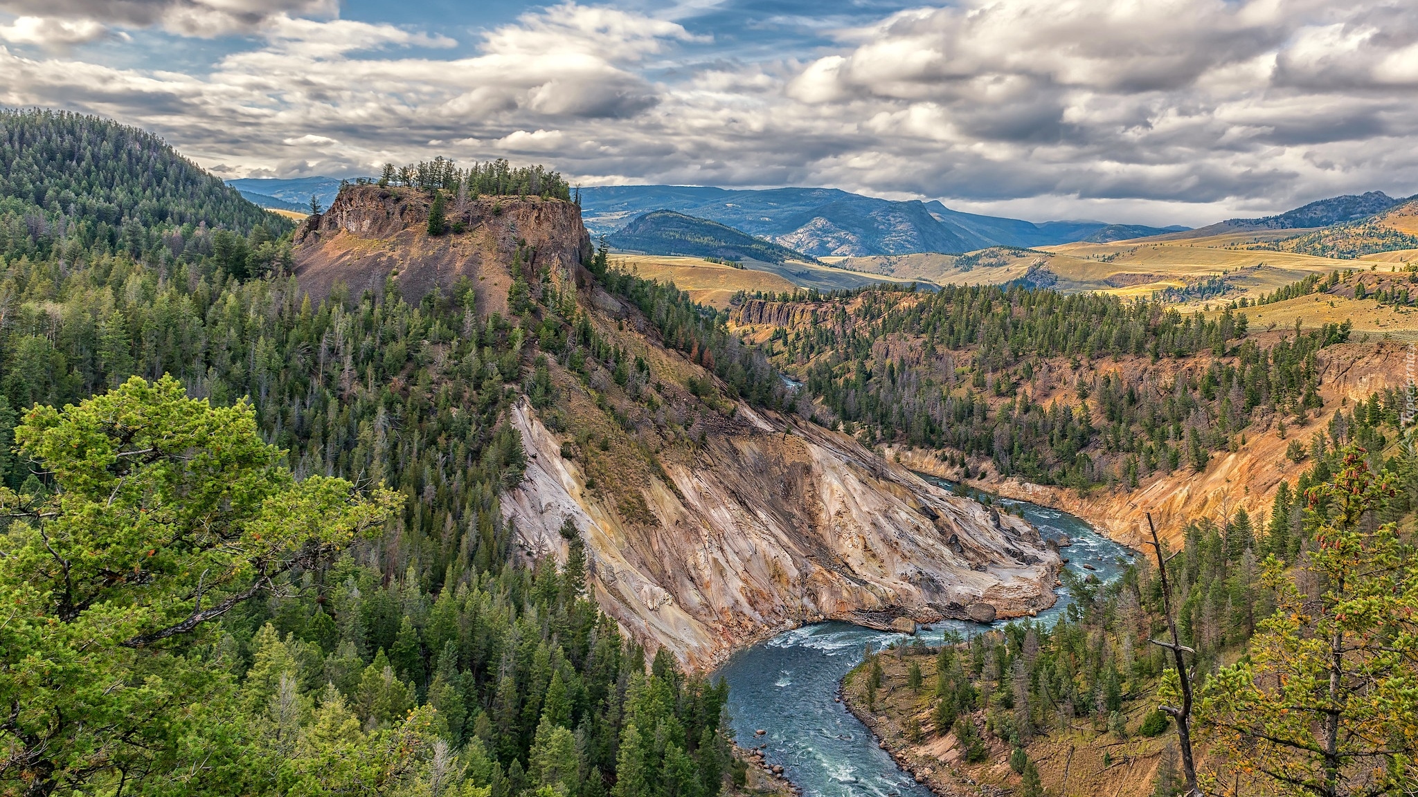 Góry, Rzeka, Yellowstone River, Drzewa, Chmury, Park Narodowy Yellowstone, Wyoming, Stany Zjednoczone