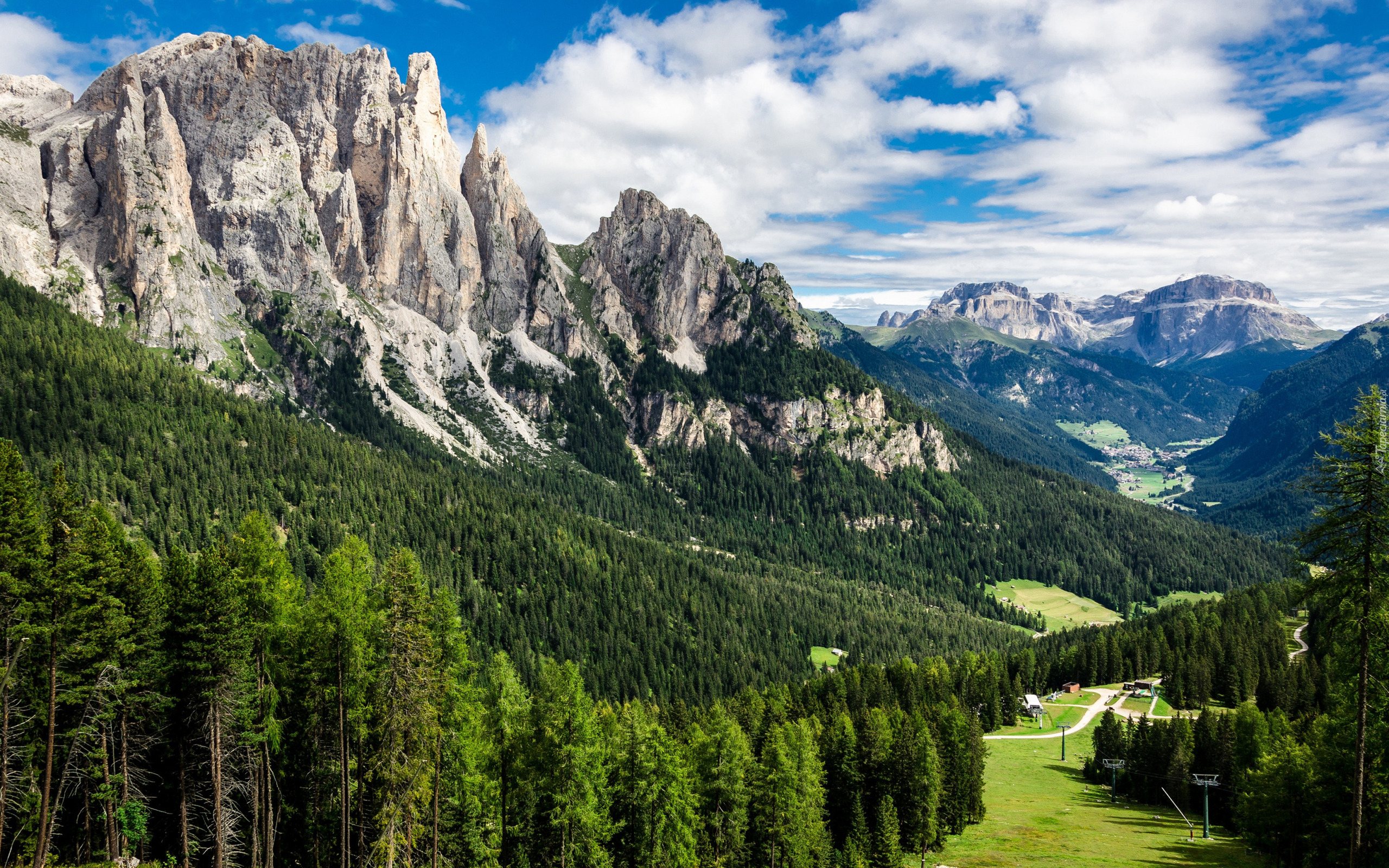 Włochy, Prowincja Trydent, Góry, Alpy, Dolomity, Dolina, Val di Fassa, Lasy, Domy