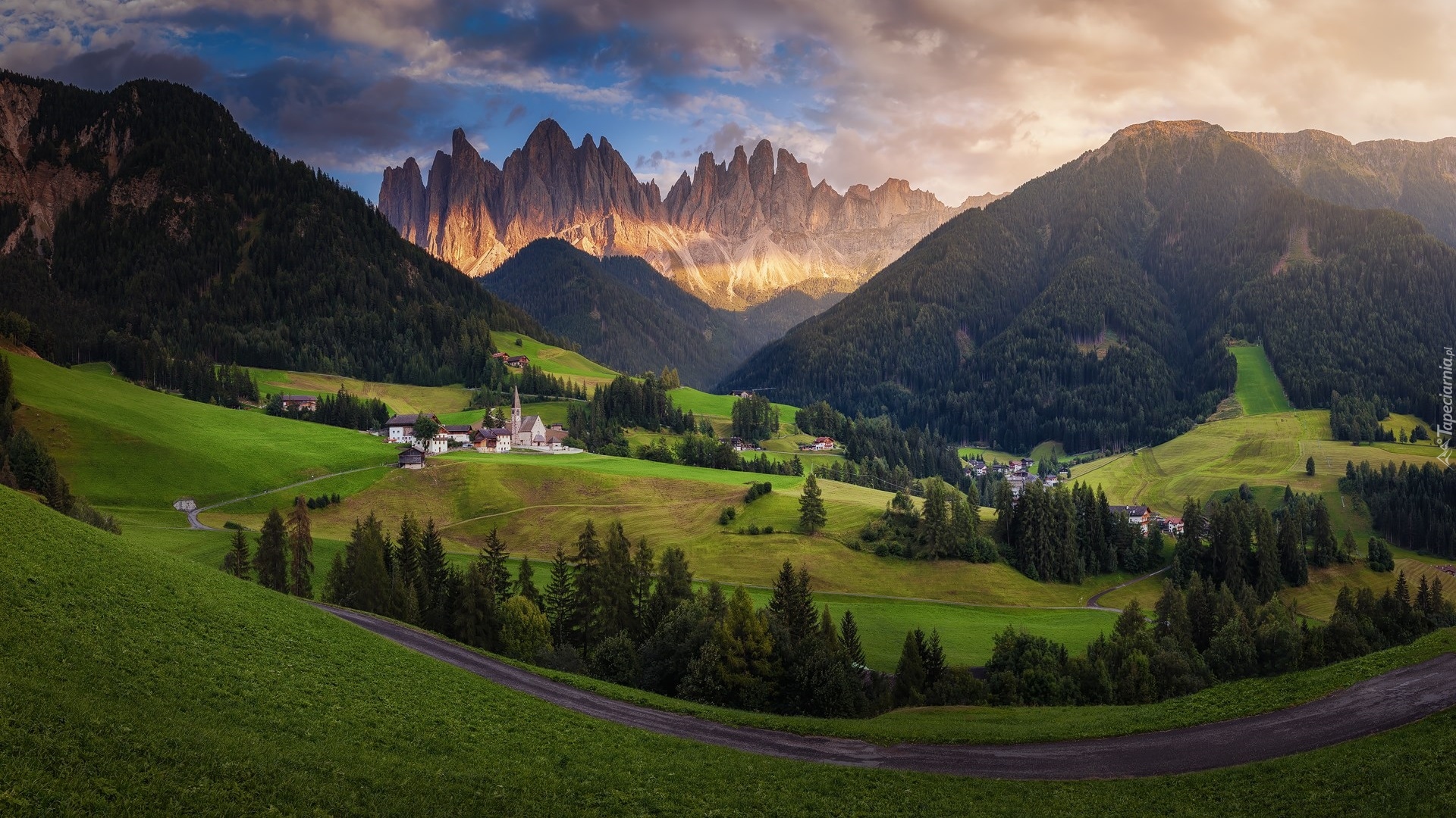 Włochy, Wieś Santa Maddalena, Dolina Val di Funes, Góry, Dolomity, Lasy, Drzewa, Domy, Kościół, Chmury