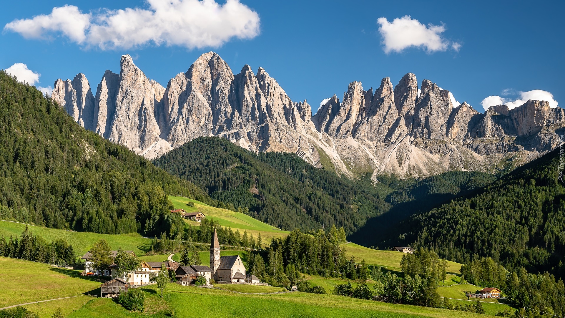 Włochy, Dolina Val di Funes, Wieś, Santa Maddalena, Góry, Dolomity, Lasy, Drzewa, Domy, Kościół, Chmury