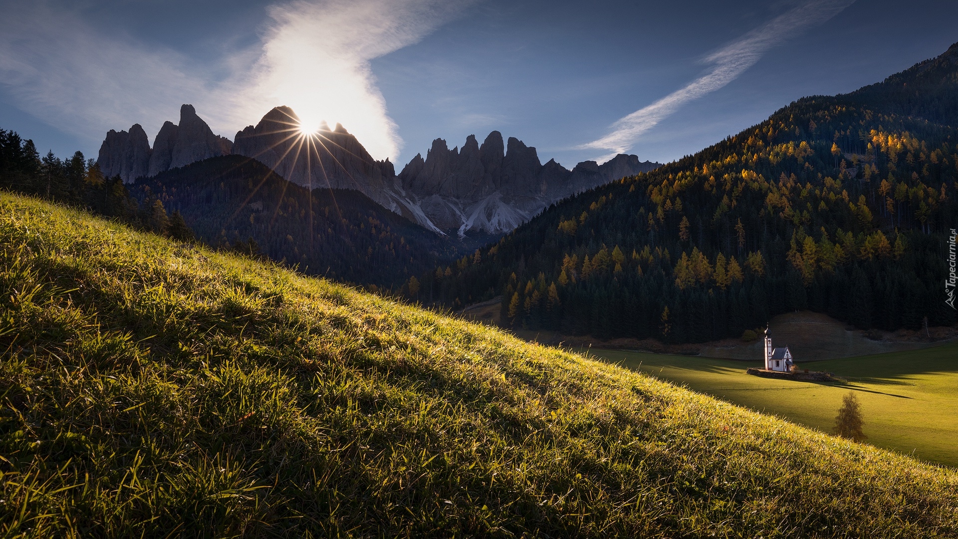 Włochy, Dolina Val di Funes, Kościół św Jana, Góry, Dolomity, Jesień, Las, Drzewa, Promienie słońca, Łąka