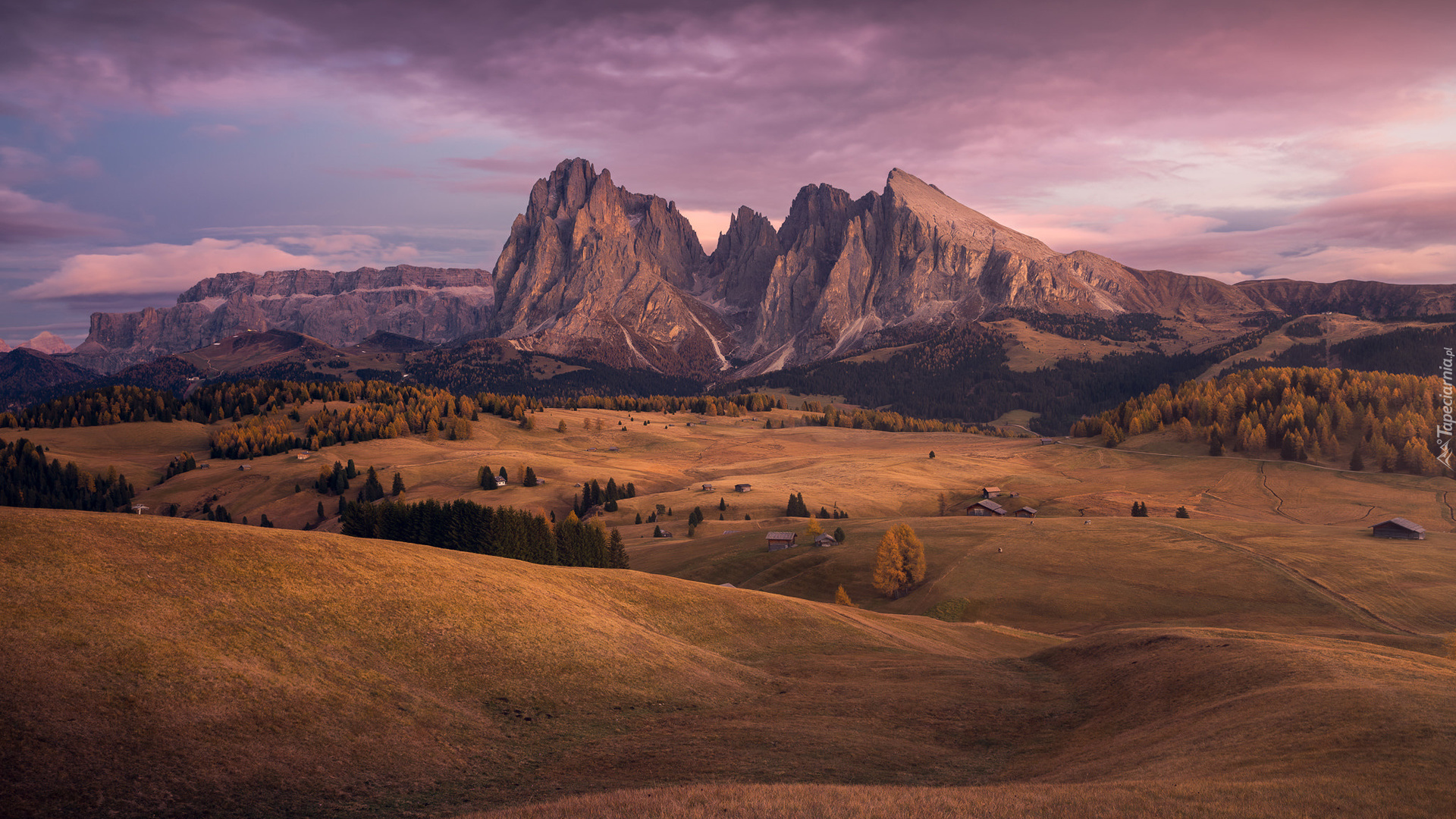 Płaskowyż Seiser Alm, Dolina Val Gardena, Góry Sassolungo, Dolomity,  Wzgórza, Domy, Drzewa, Włochy