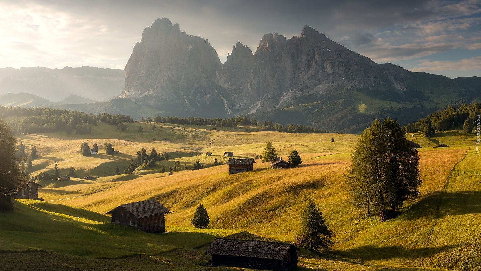 Włochy, Płaskowyż Seiser Alm, Dolina Val Gardena, Dolomity, Góry Sassolungo, Drewniane, Domki, Drzewa, Chmury