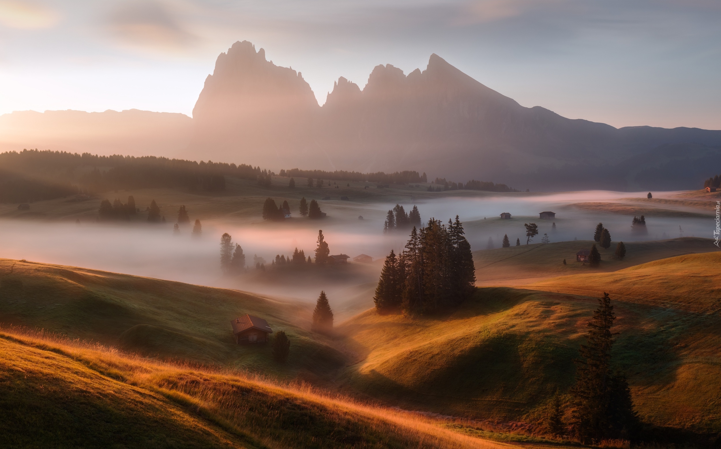 Płaskowyż Seiser Alm, Dolina Val Gardena, Góry Sassolungo, Włochy, Dolomity, Mgła, Domy, Jesień