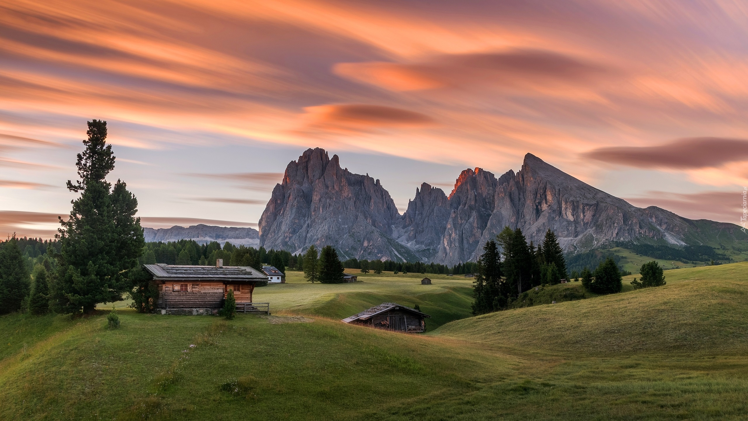 Góry Sassolungo, Dolina Val Gardena, Dolomity, Włochy, Zachód słońca, Domy, Drzewa