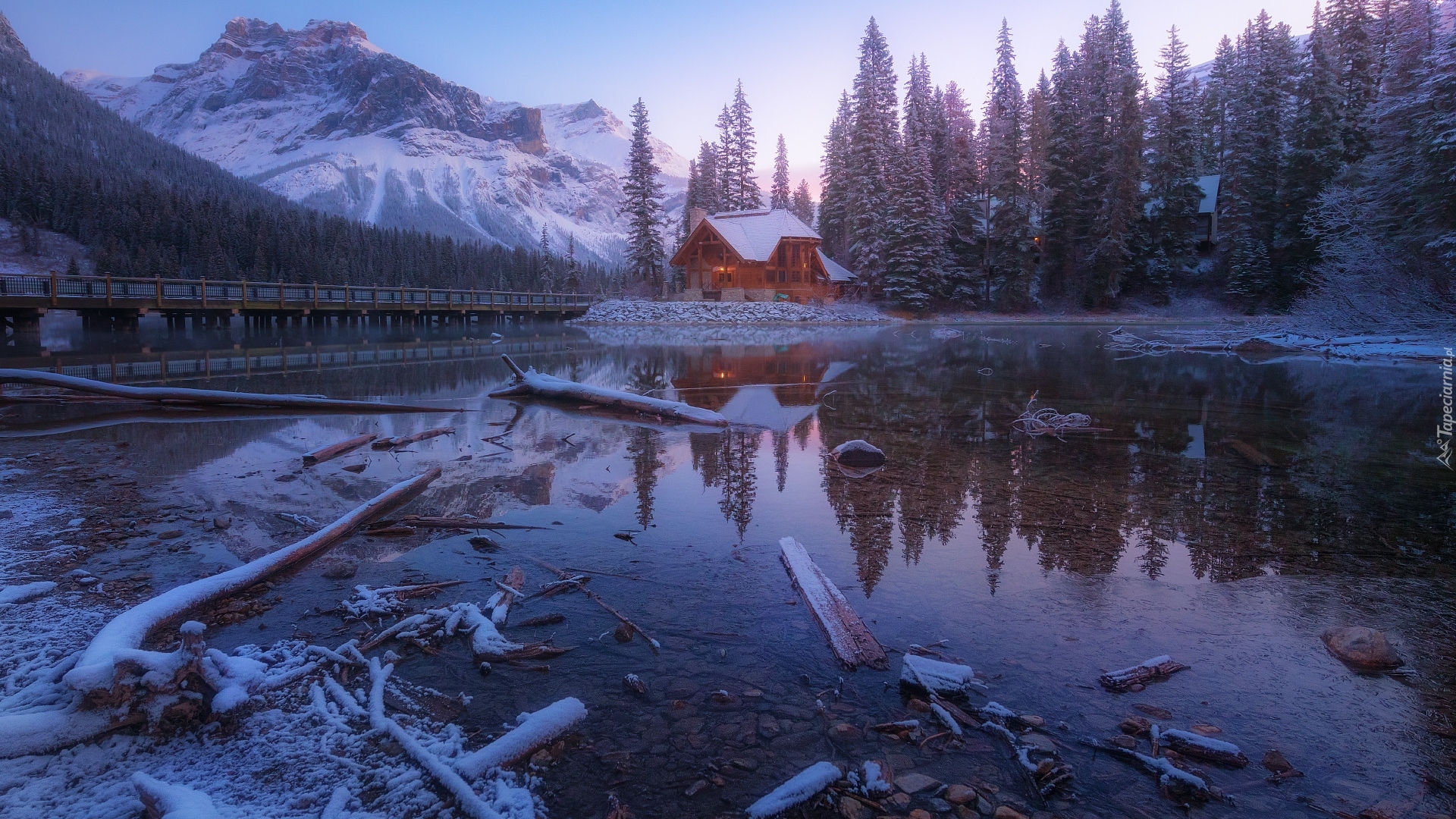 Park Narodowy Yoho, Jezioro, Emerald Lake, Dom, Odbicie, Most, Góry, Drzewa, Kanada, Zima