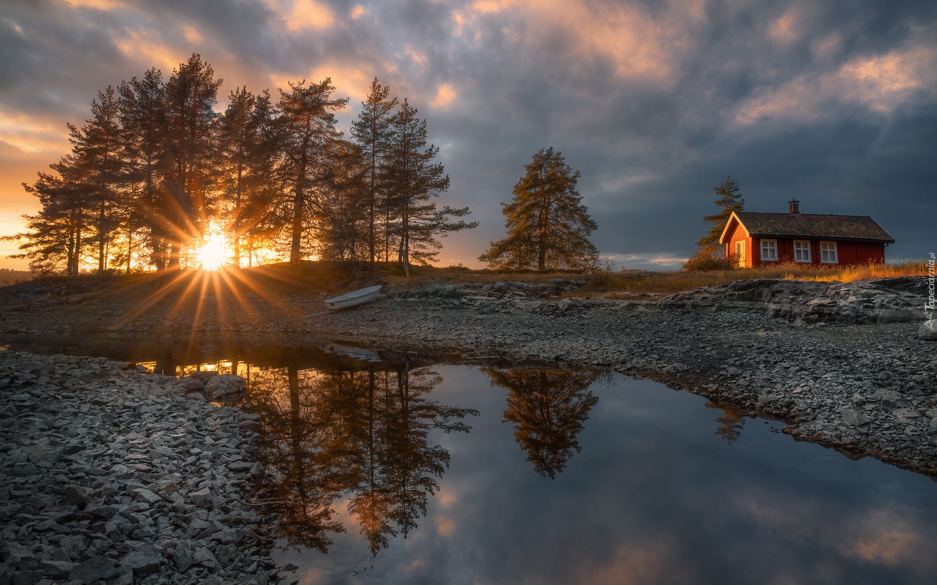 Norwegia, Ringerike, Promienie słońca, Chmury, Jezioro Vaeleren, Łódka, Drzewa, Dom