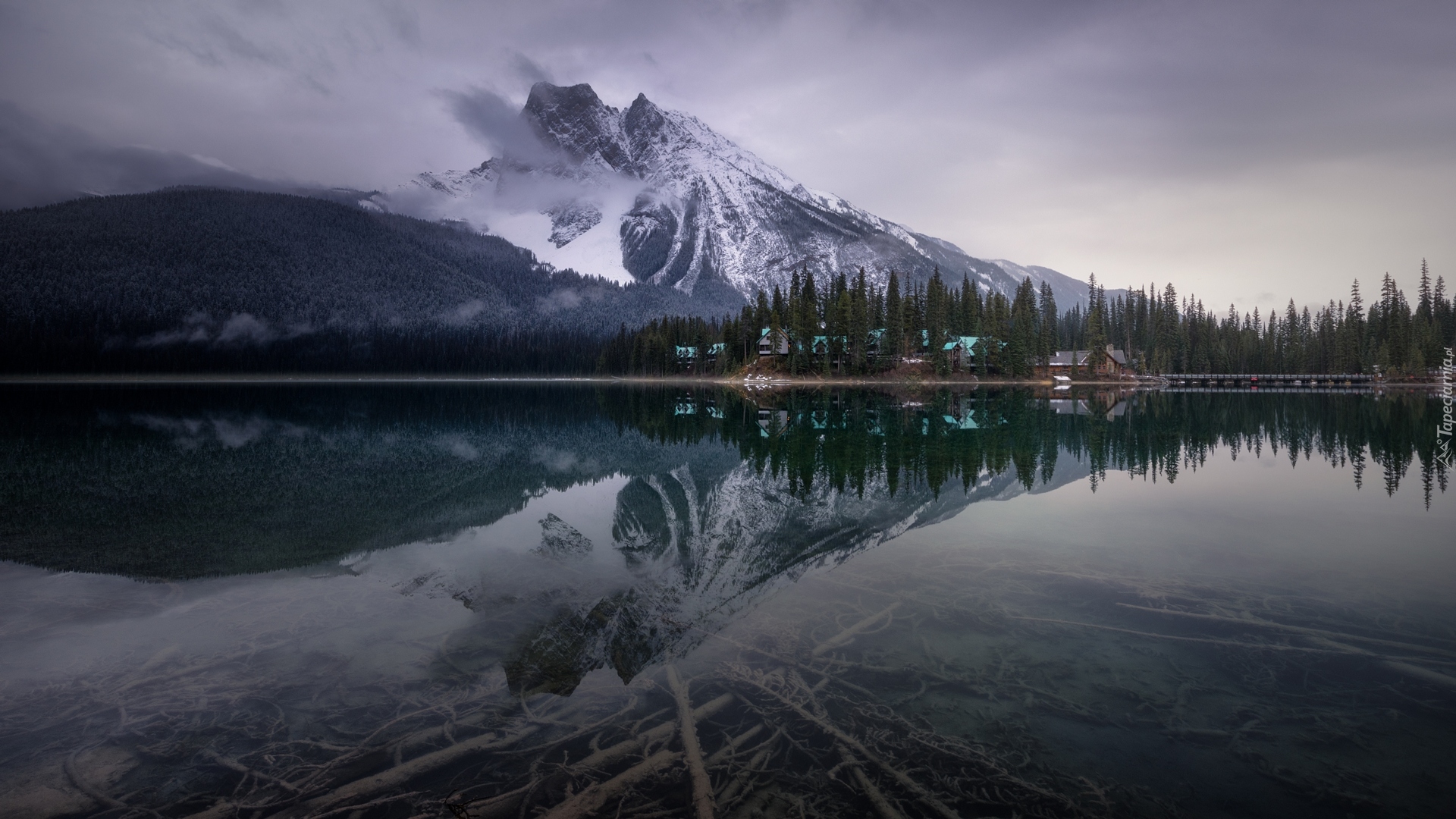 Park Narodowy Yoho, Jezioro Emerald Lake, Dom, Most, Góry, Las, Chmury, Prowincja Kolumbia Brytyjska, Kanada