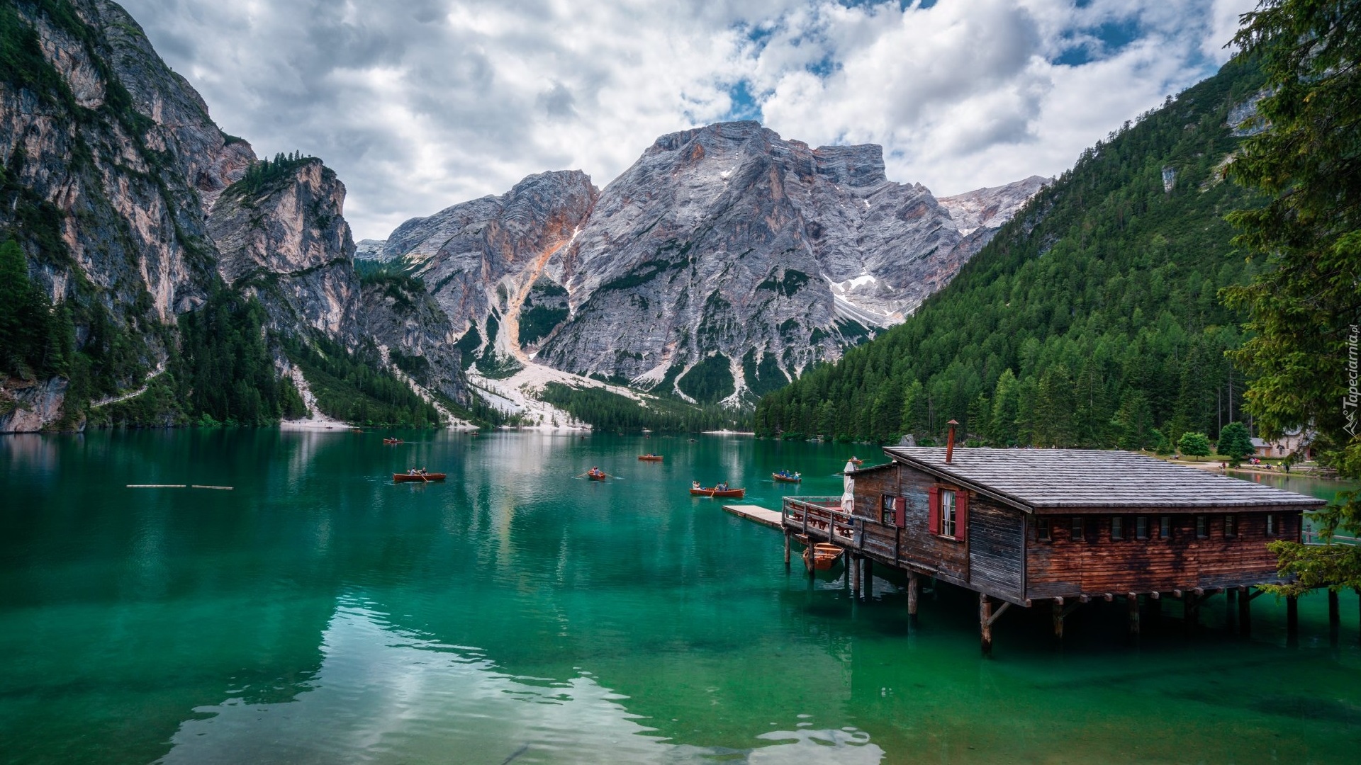 Włochy, Południowy Tyrol, Jezioro, Pragser Wildsee, Drzewa, Lasy, Góry, Dolomity, Drewniany, Domek, Łódki, Chmury