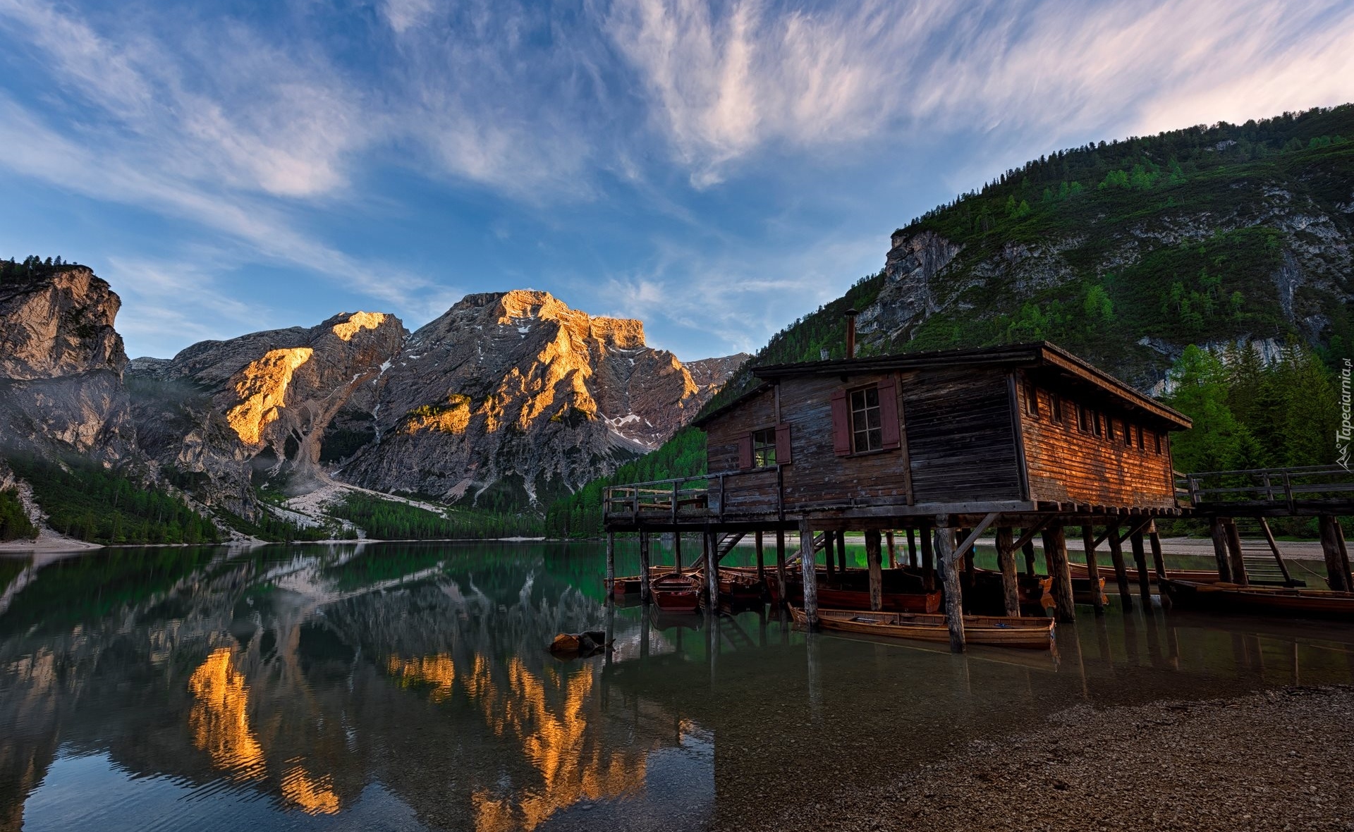 Włochy, Południowy Tyrol, Jezioro Pragser Wildsee, Dolomity, Góry, Drewniany, Dom, Łódki, Chmury