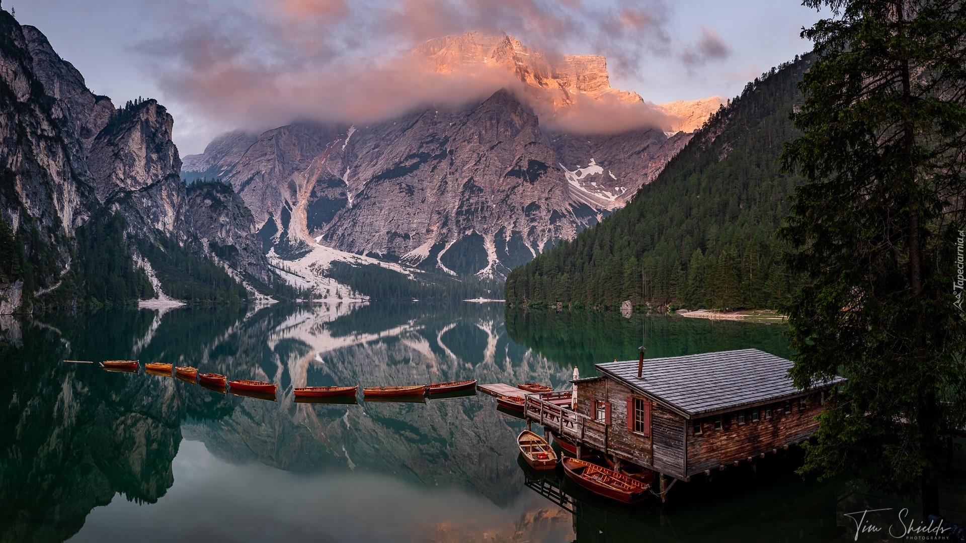 Włochy, Jezioro Pragser Wildsee, Lago di Braies, Góry Dolomity, Pomost, Drewniany, Domek, Łódki, Chmury