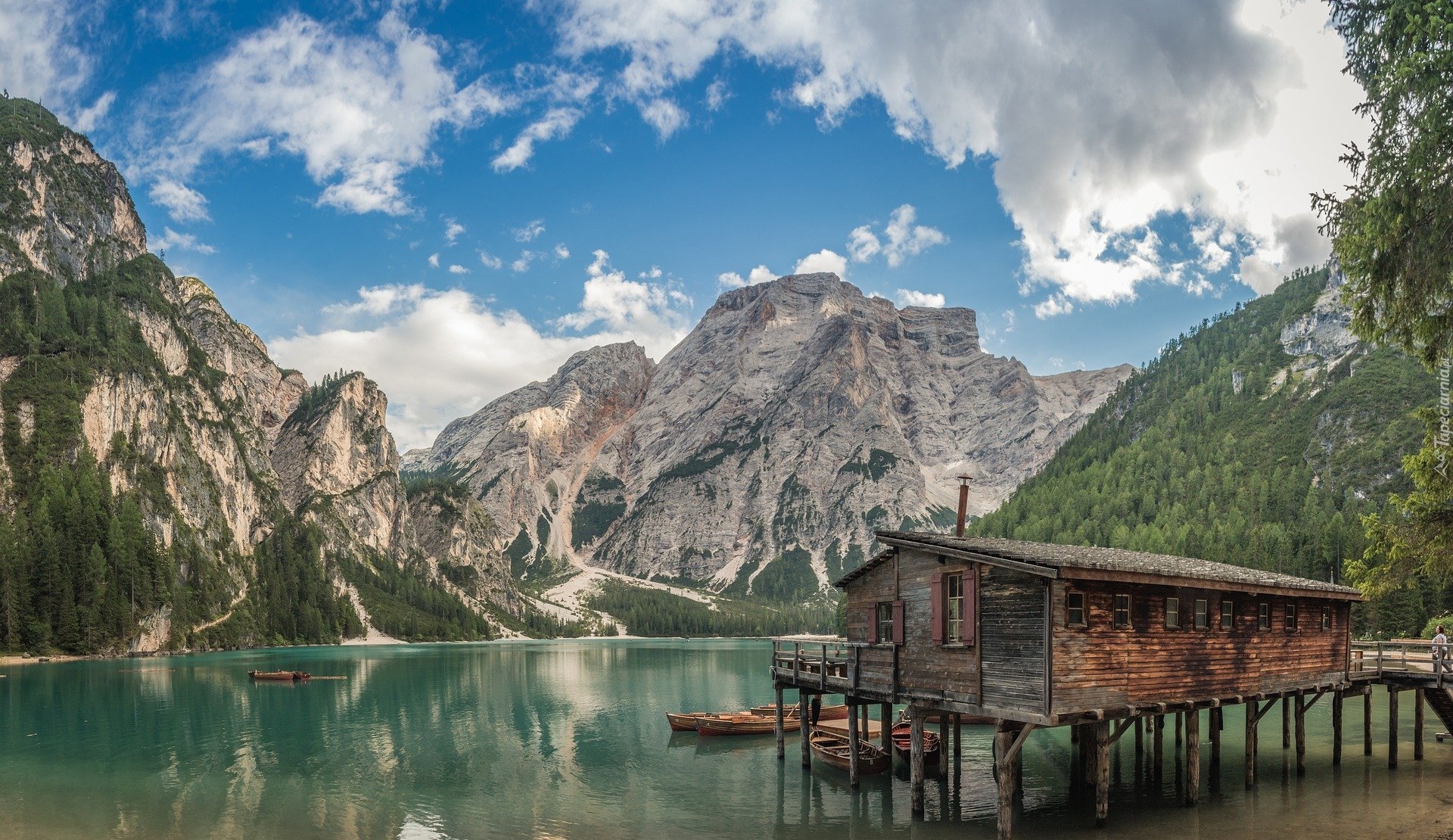 Włochy, Jezioro, Pragser Wildsee, Lago di Braies, Góry Dolomity, Pomost, Drewniany, Domek, Łódki, Chmury