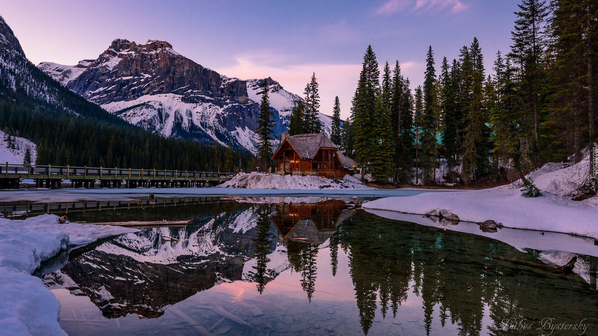 Zima, Park Narodowy Yoho, Jezioro, Emerald Lake, Dom, Most, Góry, Drzewa, Las, Prowincja Kolumbia Brytyjska, Kanada