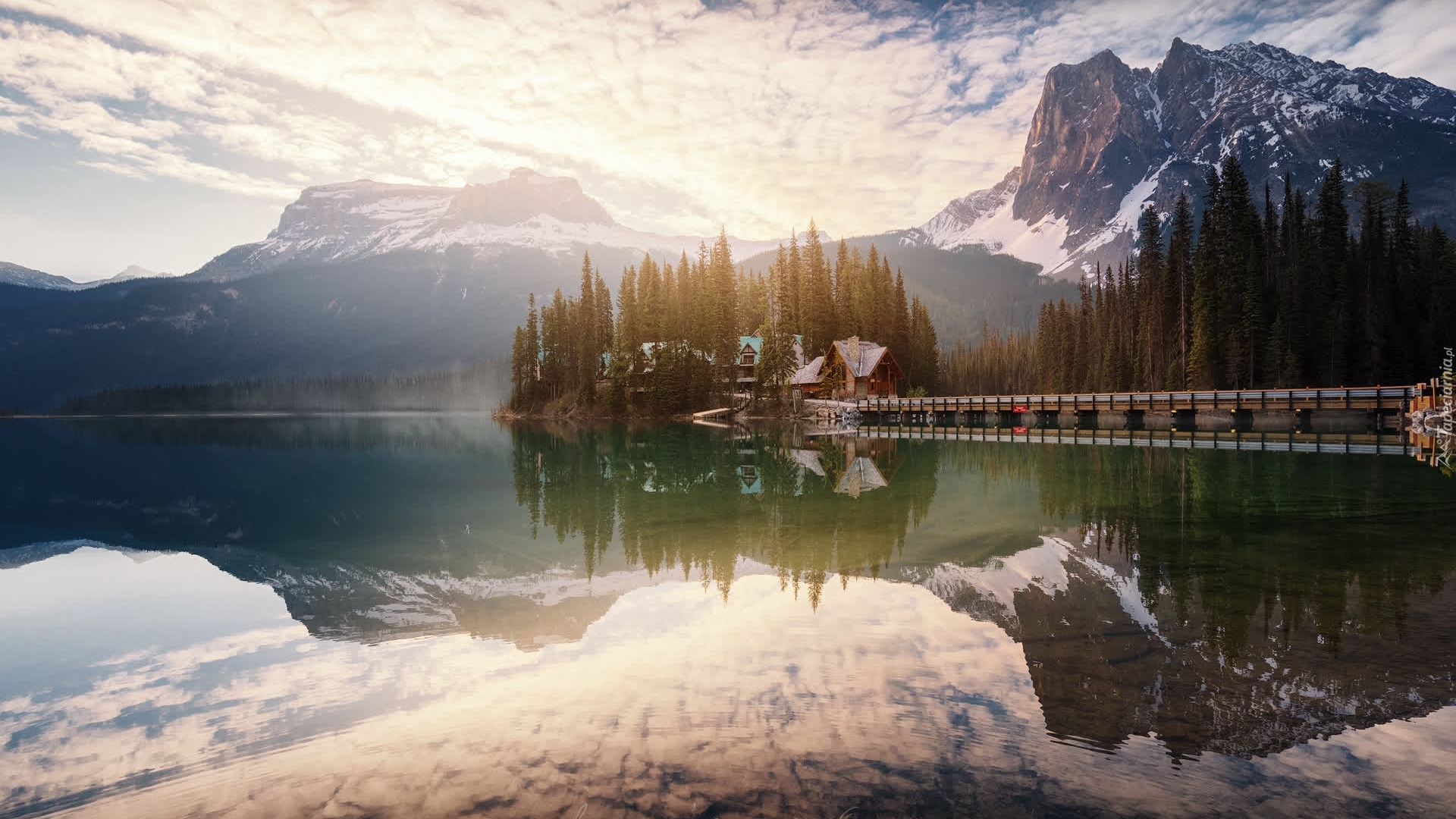 Park Narodowy Yoho, Góry, Las, Drzewa, Jezioro Emerald Lake, Dom, Most, Chmury, Prowincja Kolombia Brytyjska, Kanada