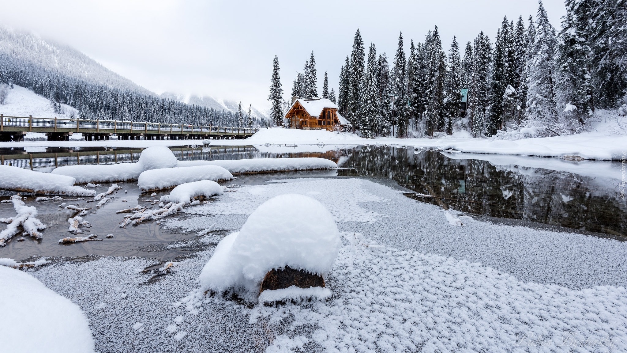 Park Narodowy Yoho, Jezioro, Emerald Lake, Śnieg, Drzewa, Świerki, Góry, Mgła, Chmury, Dom, Zima, Kanada